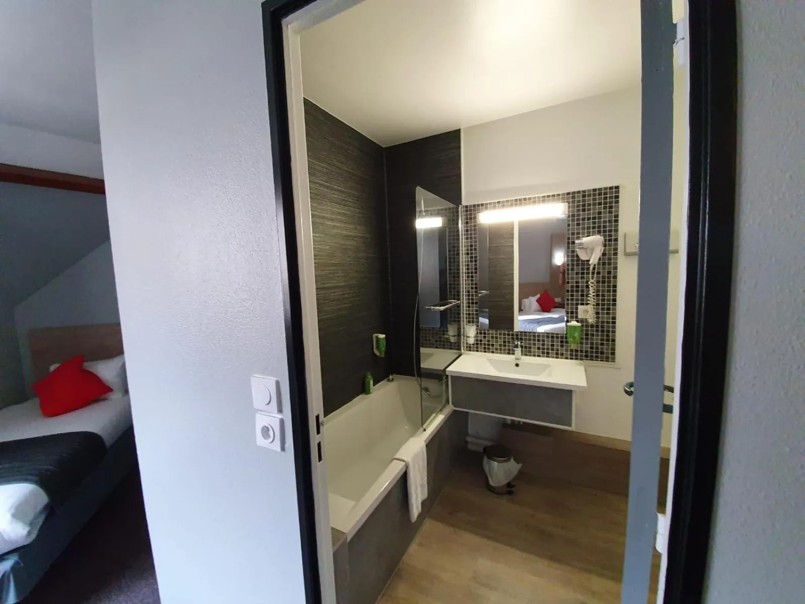 Bathroom, Bed in Kyriad Saint Fargeau Ponthierry - Apollonia