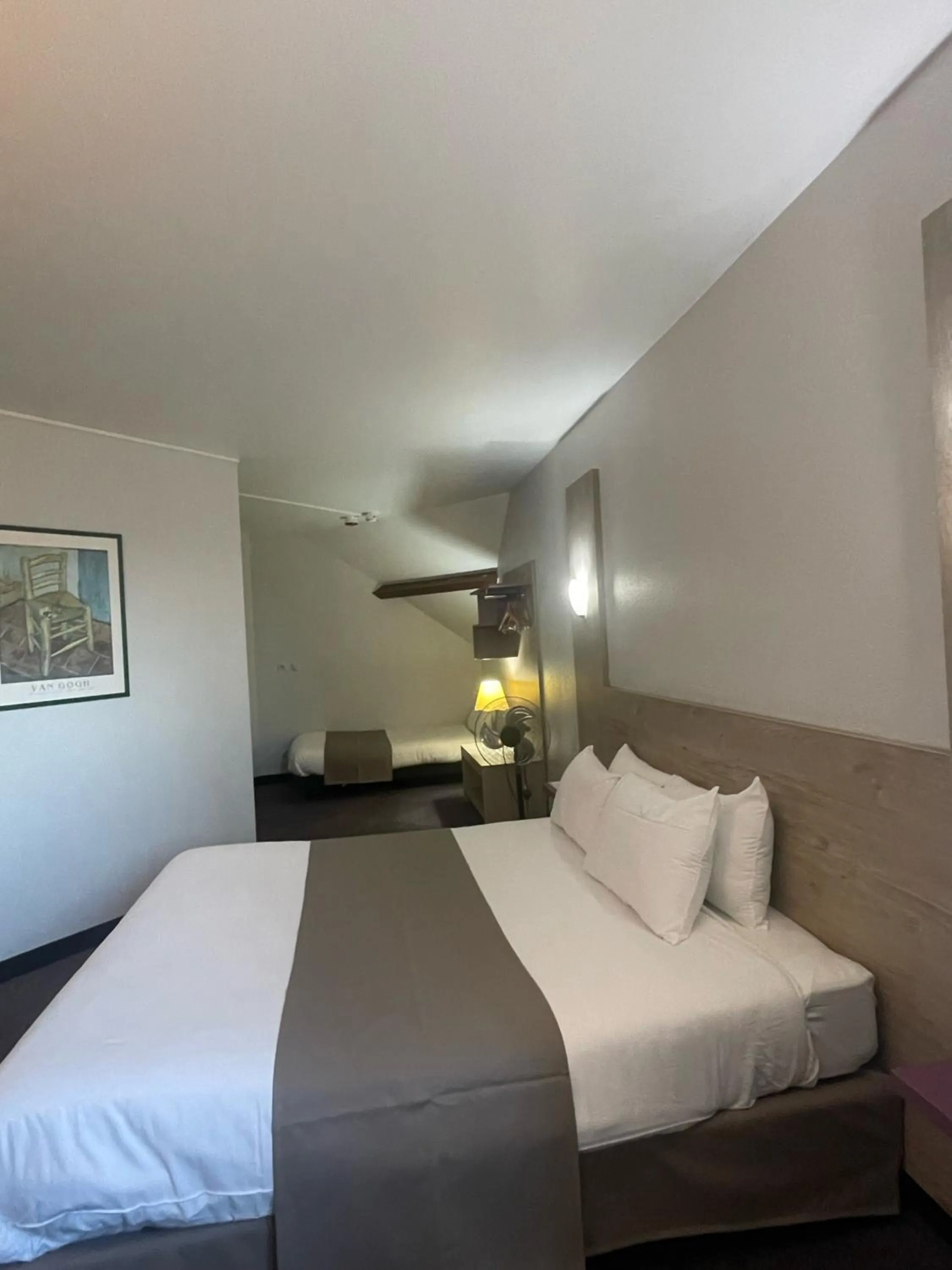 Property building, Bed in Kyriad Saint Fargeau Ponthierry - Apollonia