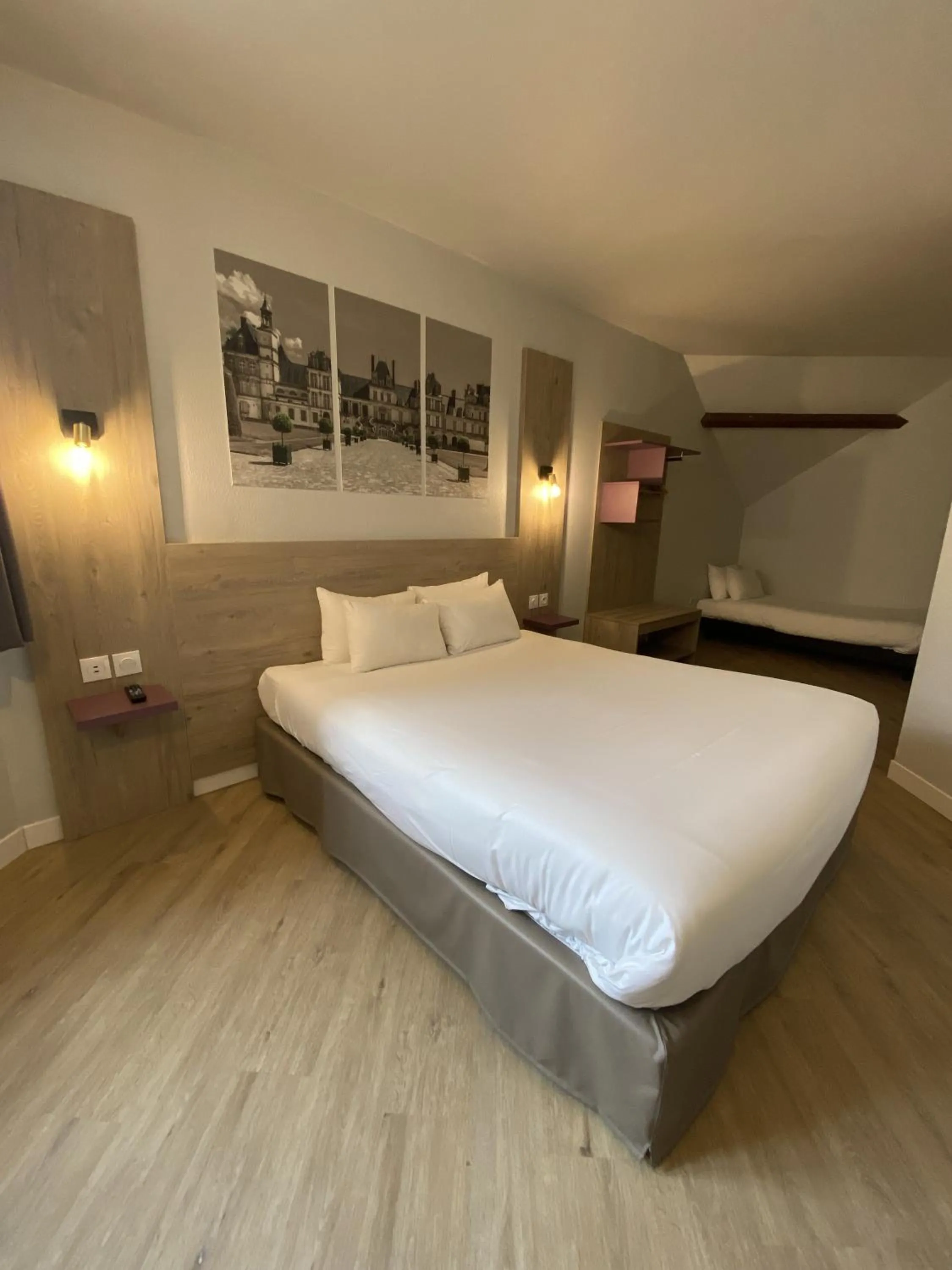 Bath, Bed in Kyriad Saint Fargeau Ponthierry - Apollonia