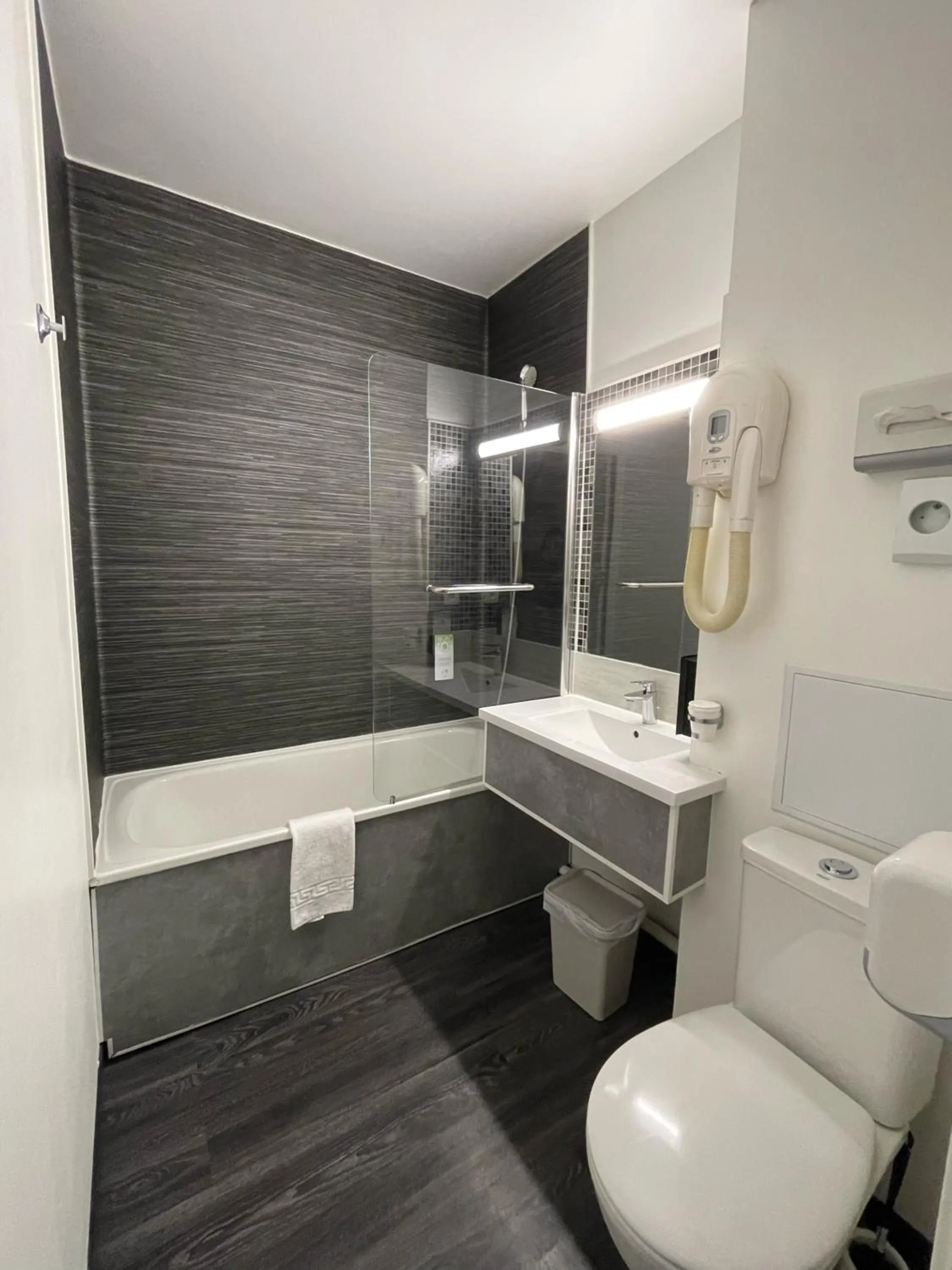 Bathroom in Kyriad Saint Fargeau Ponthierry - Apollonia