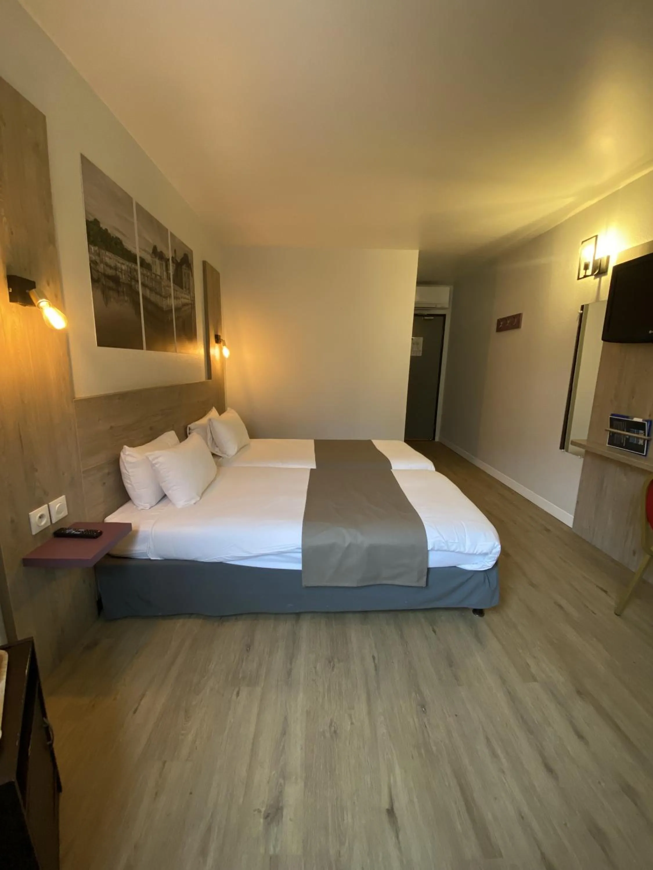 Property building, Bed in Kyriad Saint Fargeau Ponthierry - Apollonia