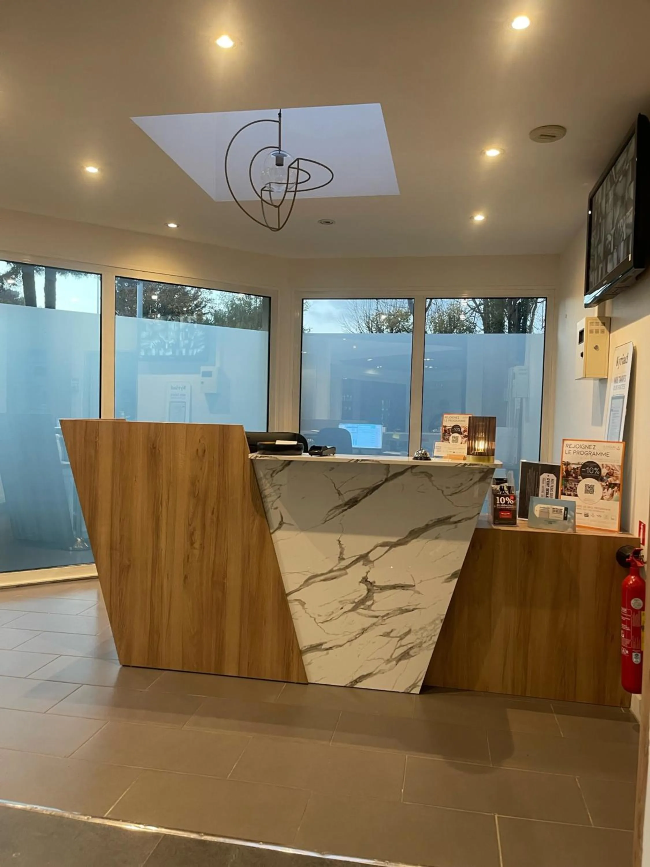 Lobby or reception in Kyriad Saint Fargeau Ponthierry - Apollonia