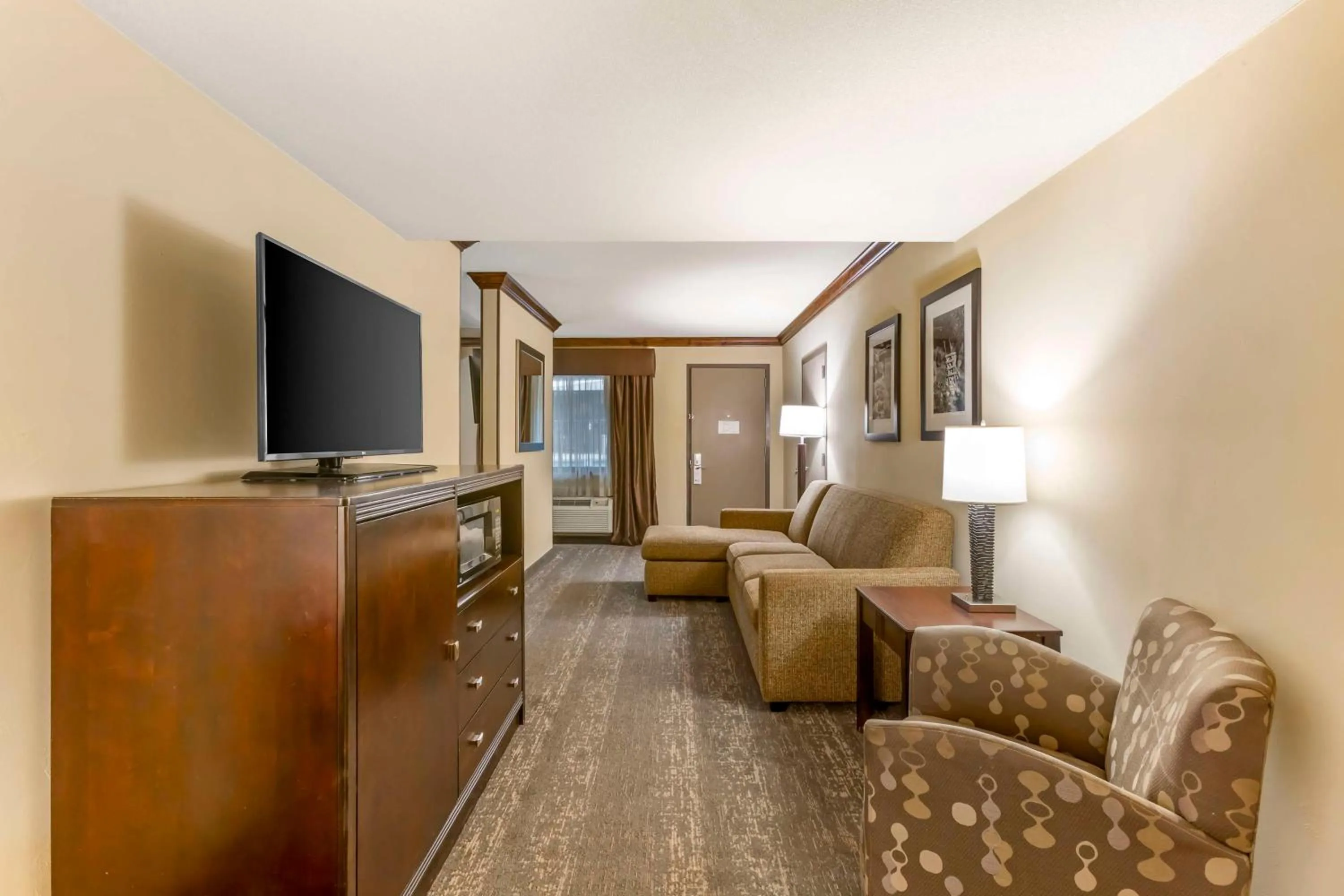 Bedroom in Best Western Plus Raton Hotel