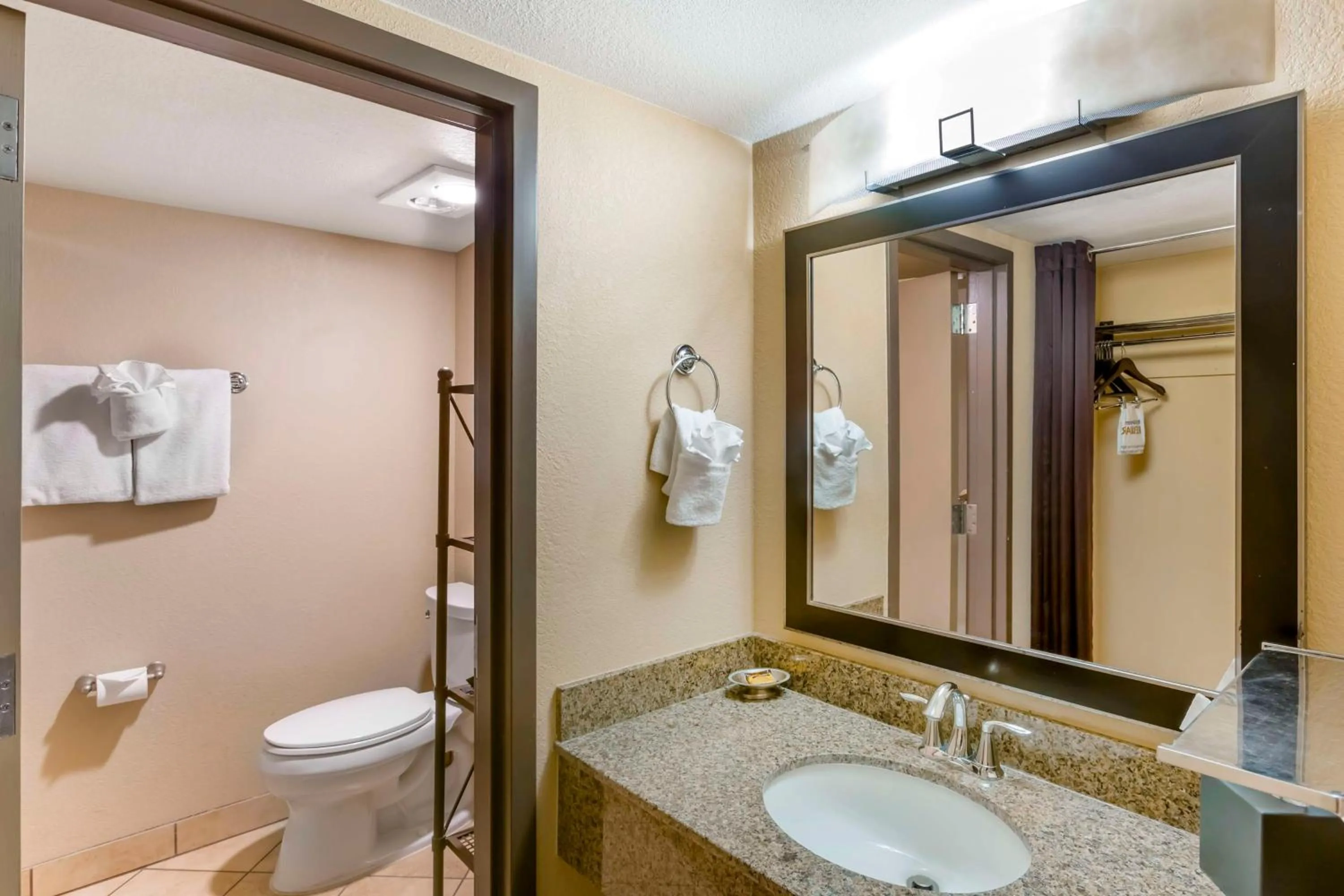 Bathroom in Best Western Plus Raton Hotel
