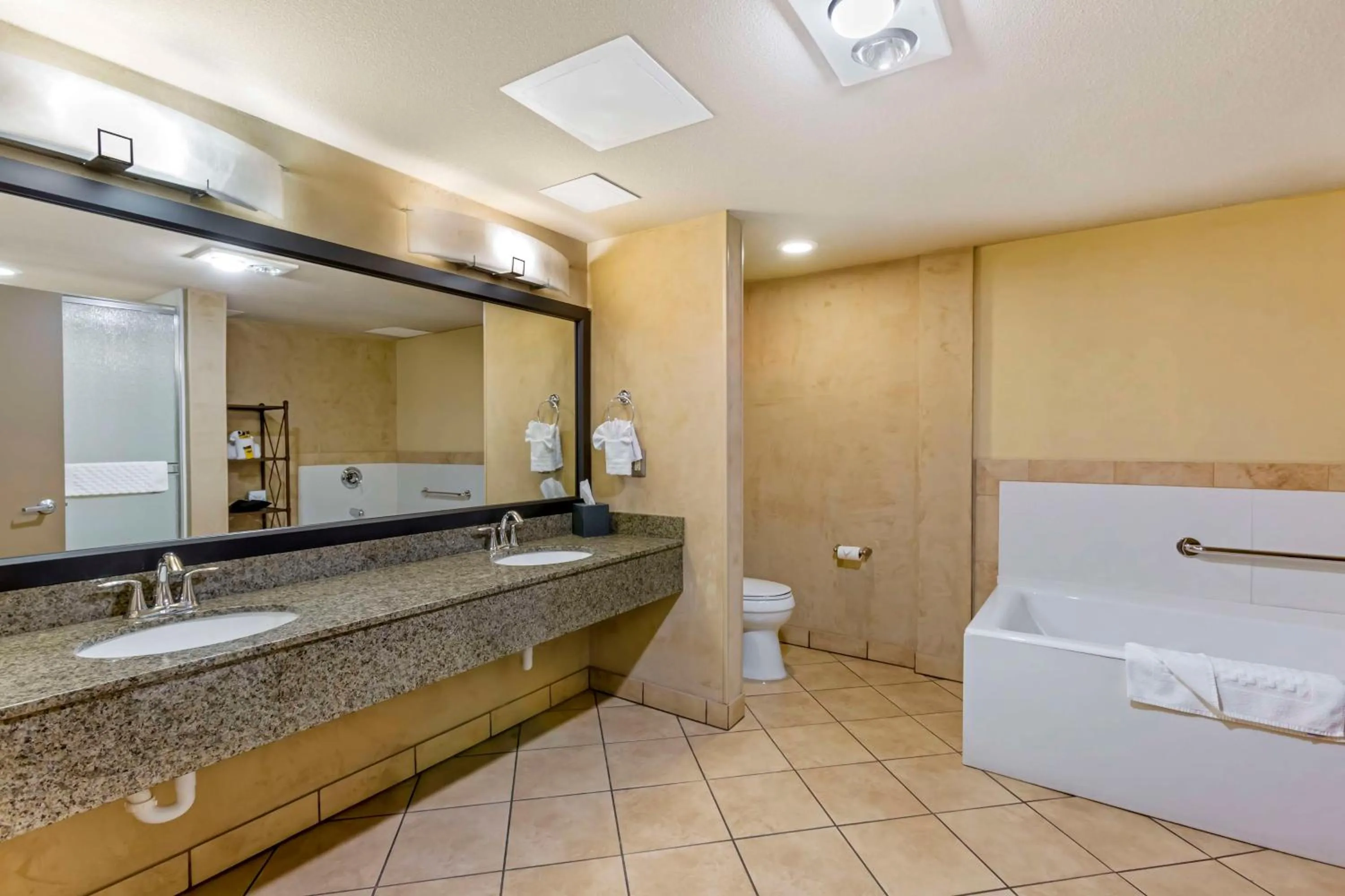 Bathroom in Best Western Plus Raton Hotel