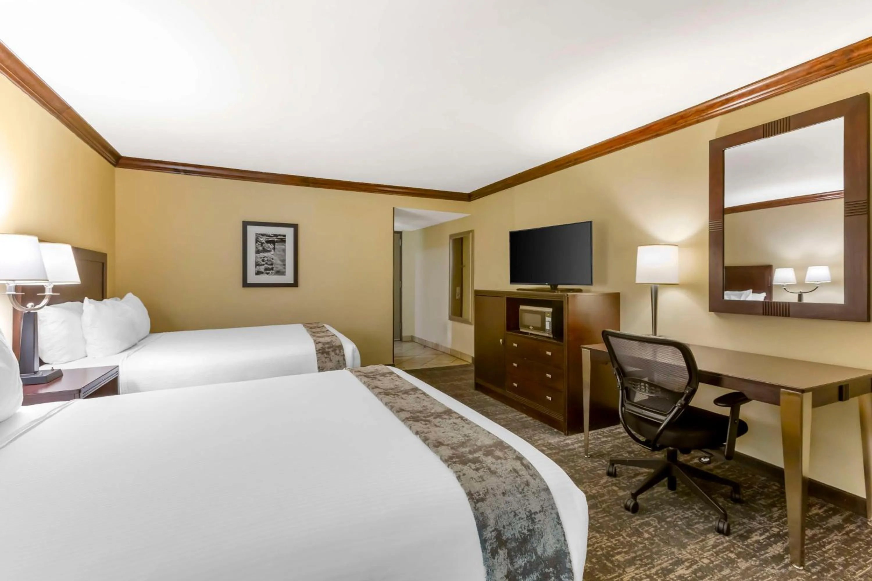 Bedroom, Bed in Best Western Plus Raton Hotel