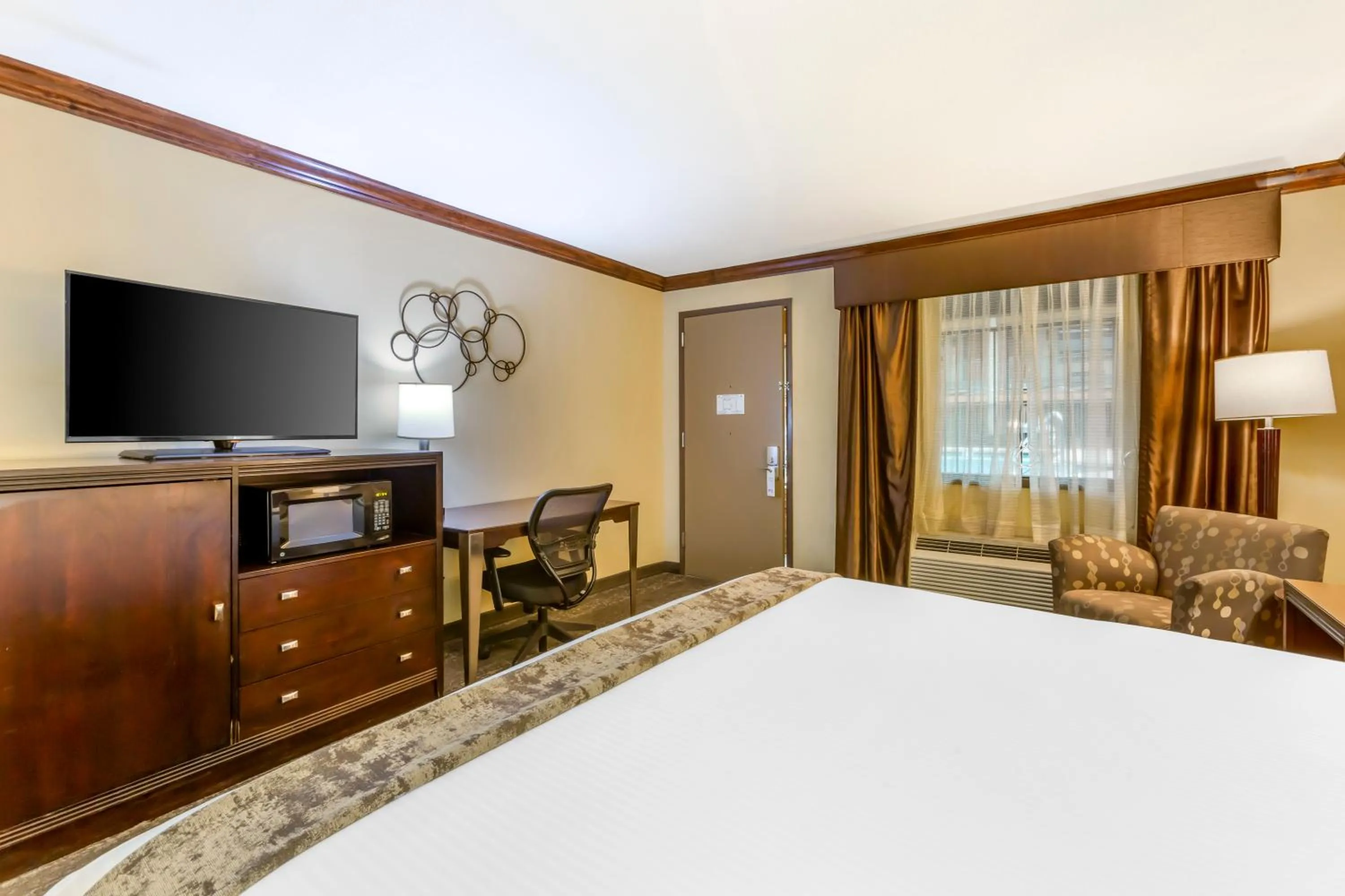 Bed in Best Western Plus Raton Hotel