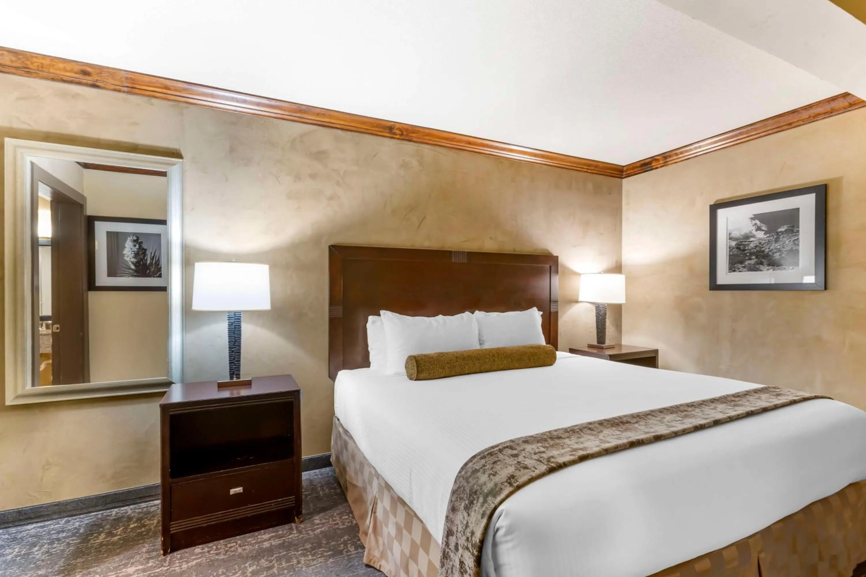 Bedroom, Bed in Best Western Plus Raton Hotel