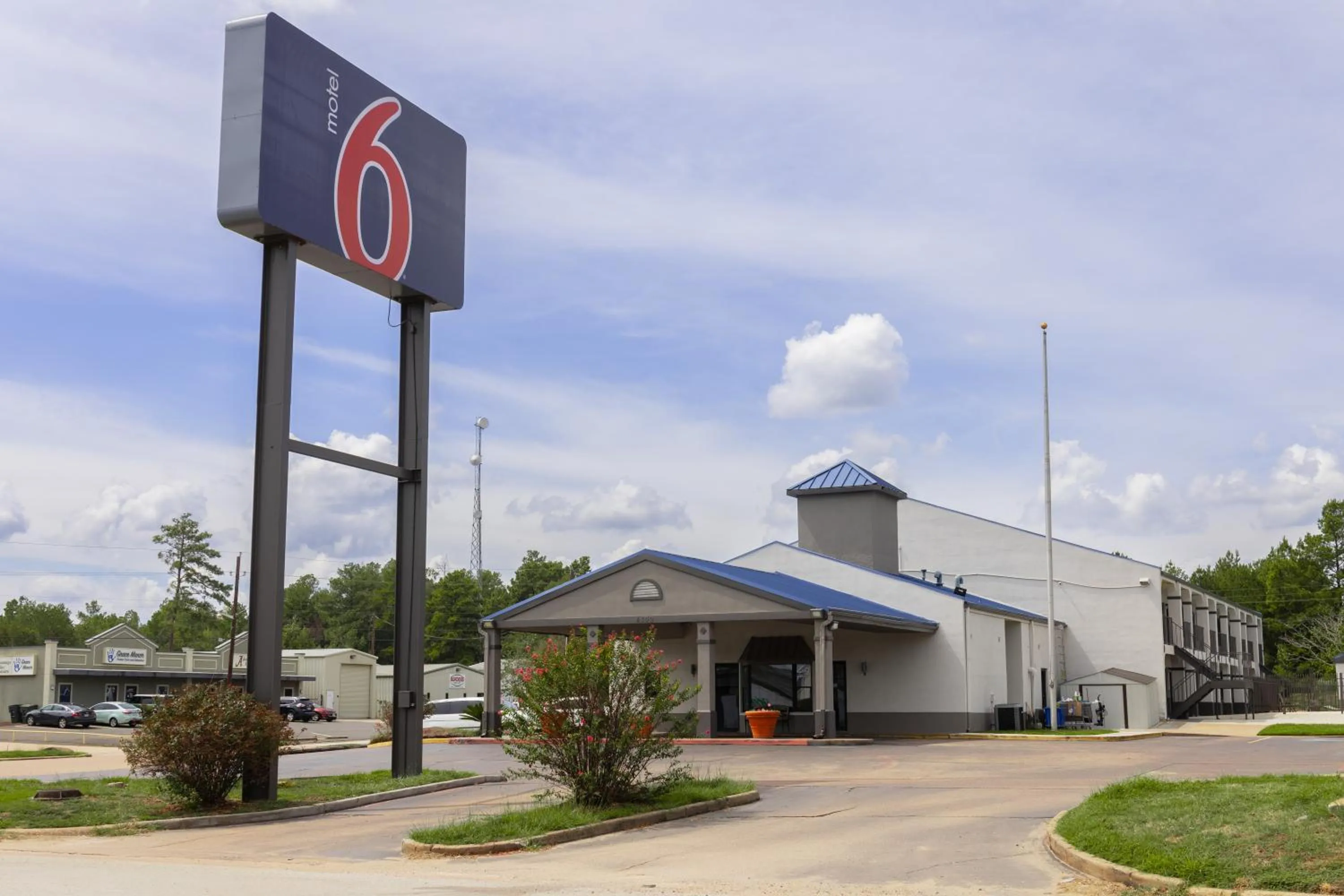 Property building in Motel 6 Nacogdoches, TX