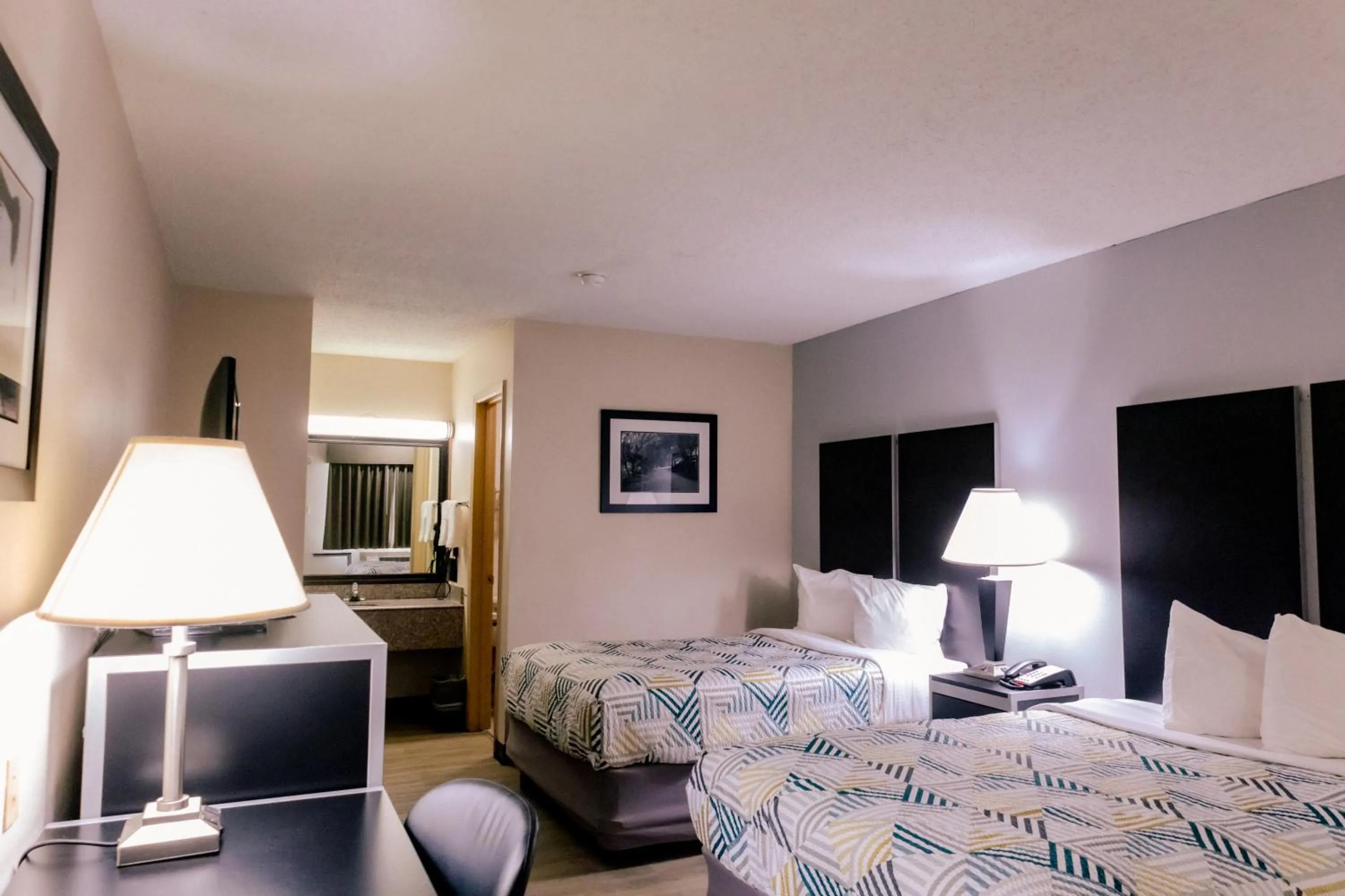 Photo of the whole room, Bed in Motel 6 Nacogdoches, TX