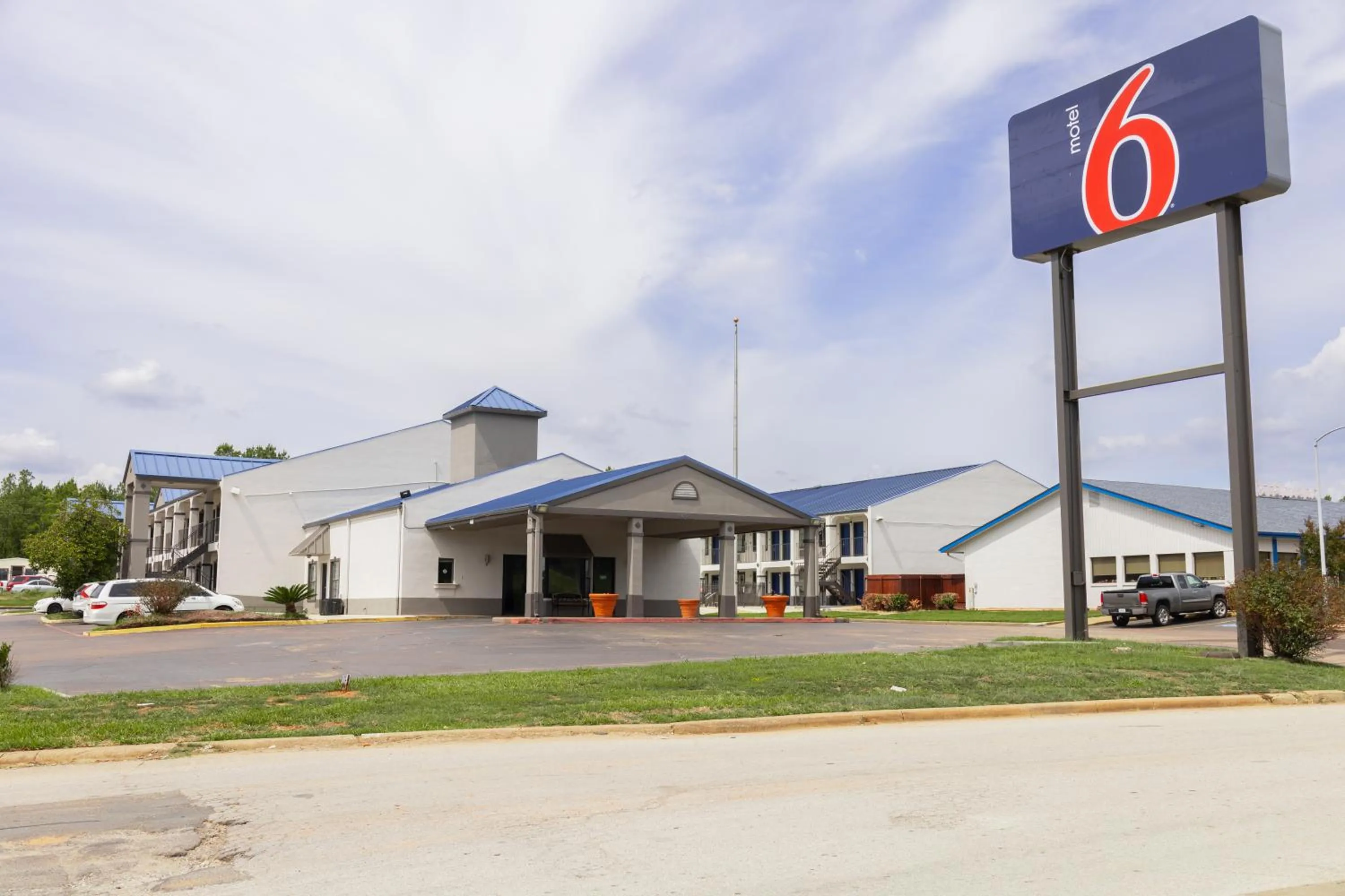Property building in Motel 6 Nacogdoches, TX