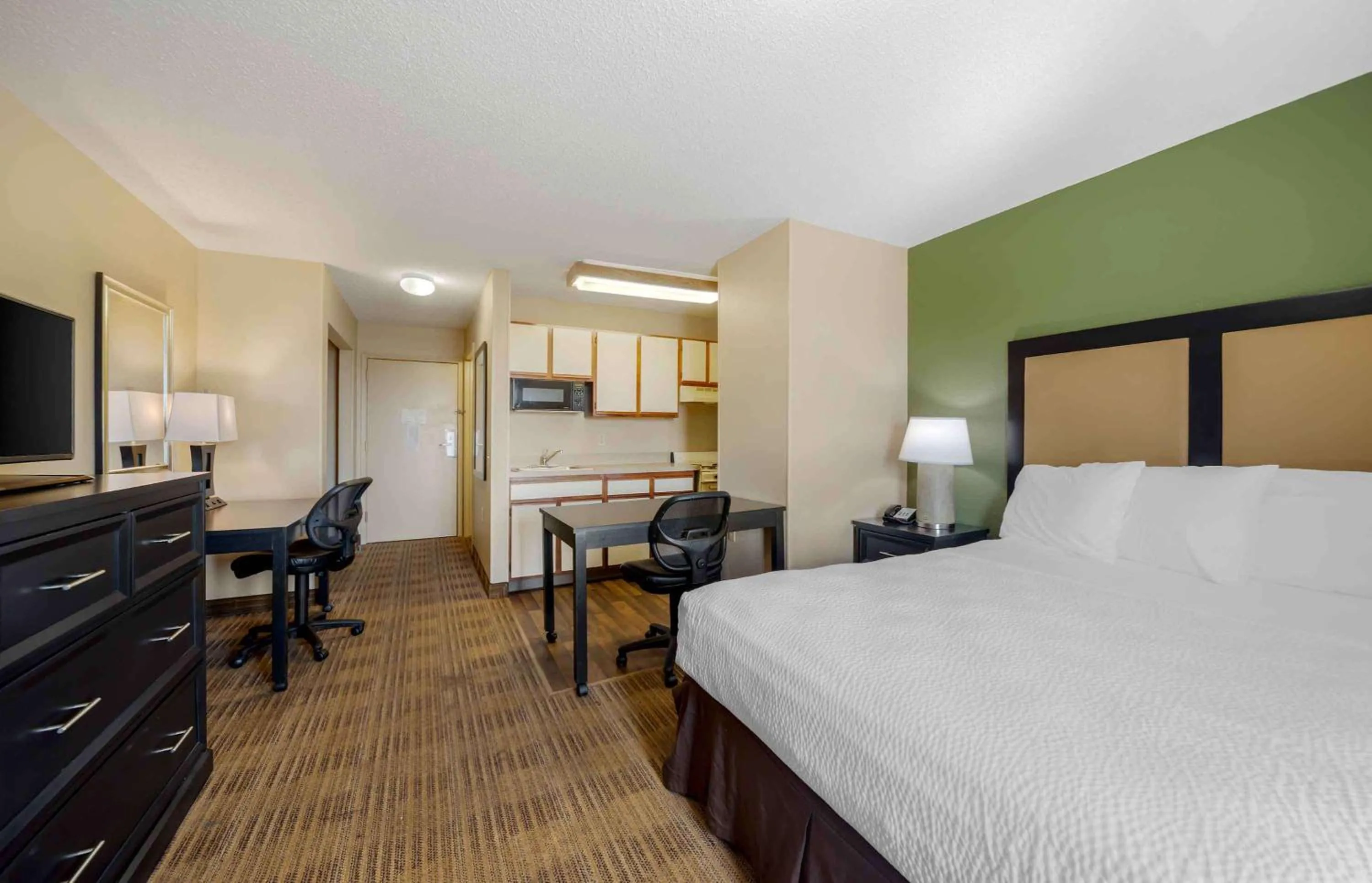 Bedroom, Bed in Extended Stay America Suites - Oklahoma City - Northwest