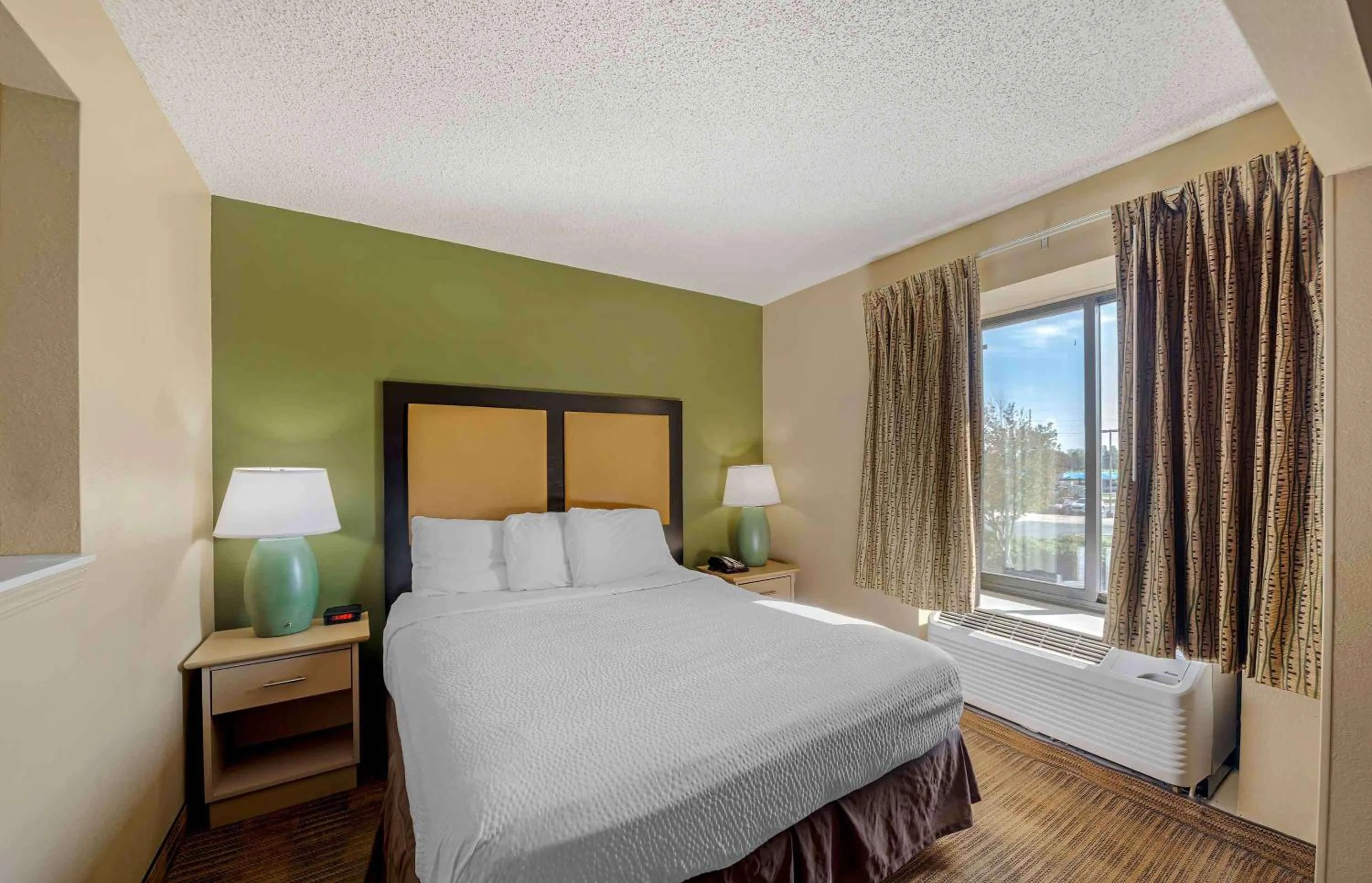 Bedroom, Bed in Extended Stay America Suites - Oklahoma City - Northwest