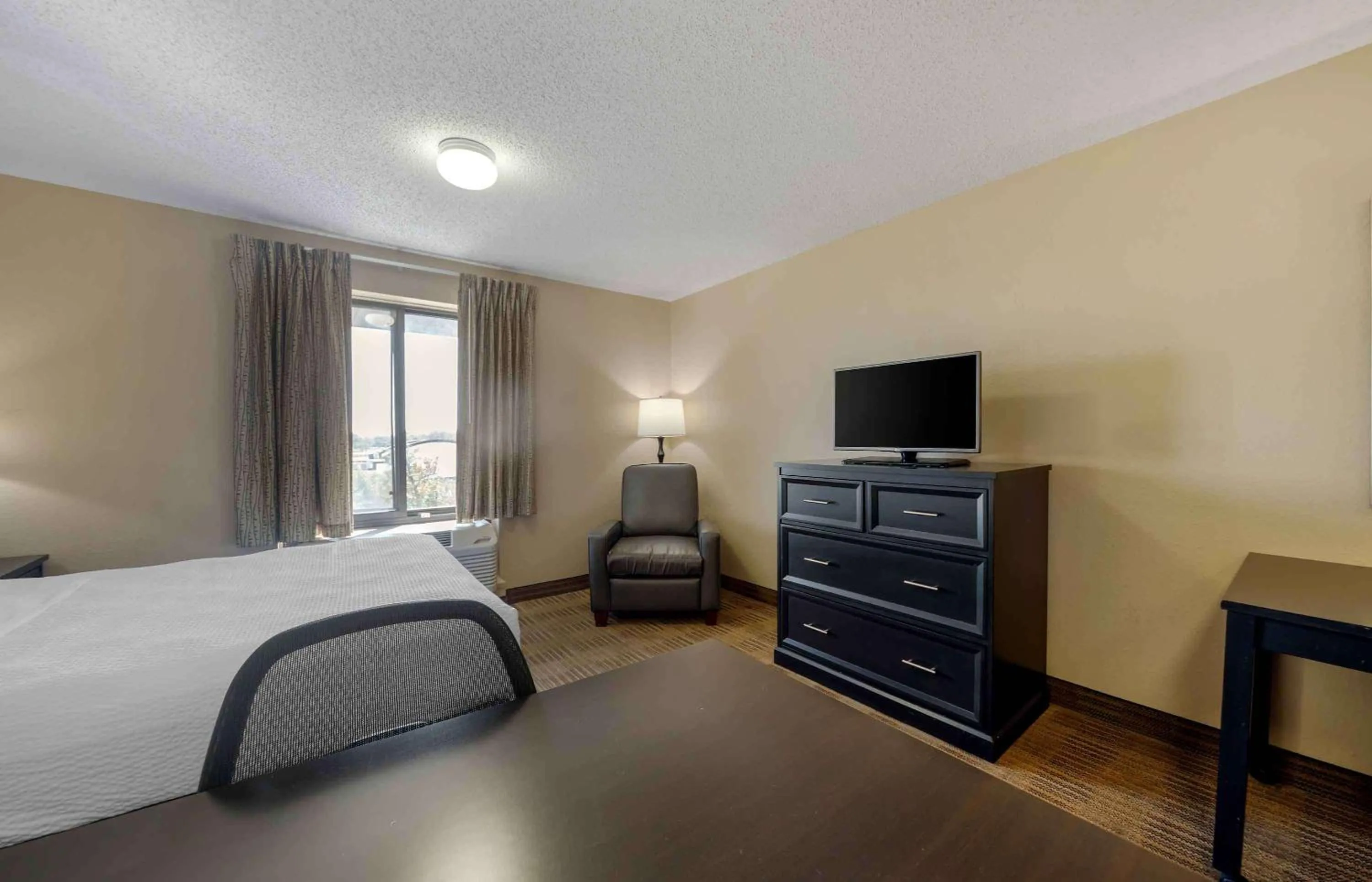 Bedroom, Bed in Extended Stay America Suites - Oklahoma City - Northwest
