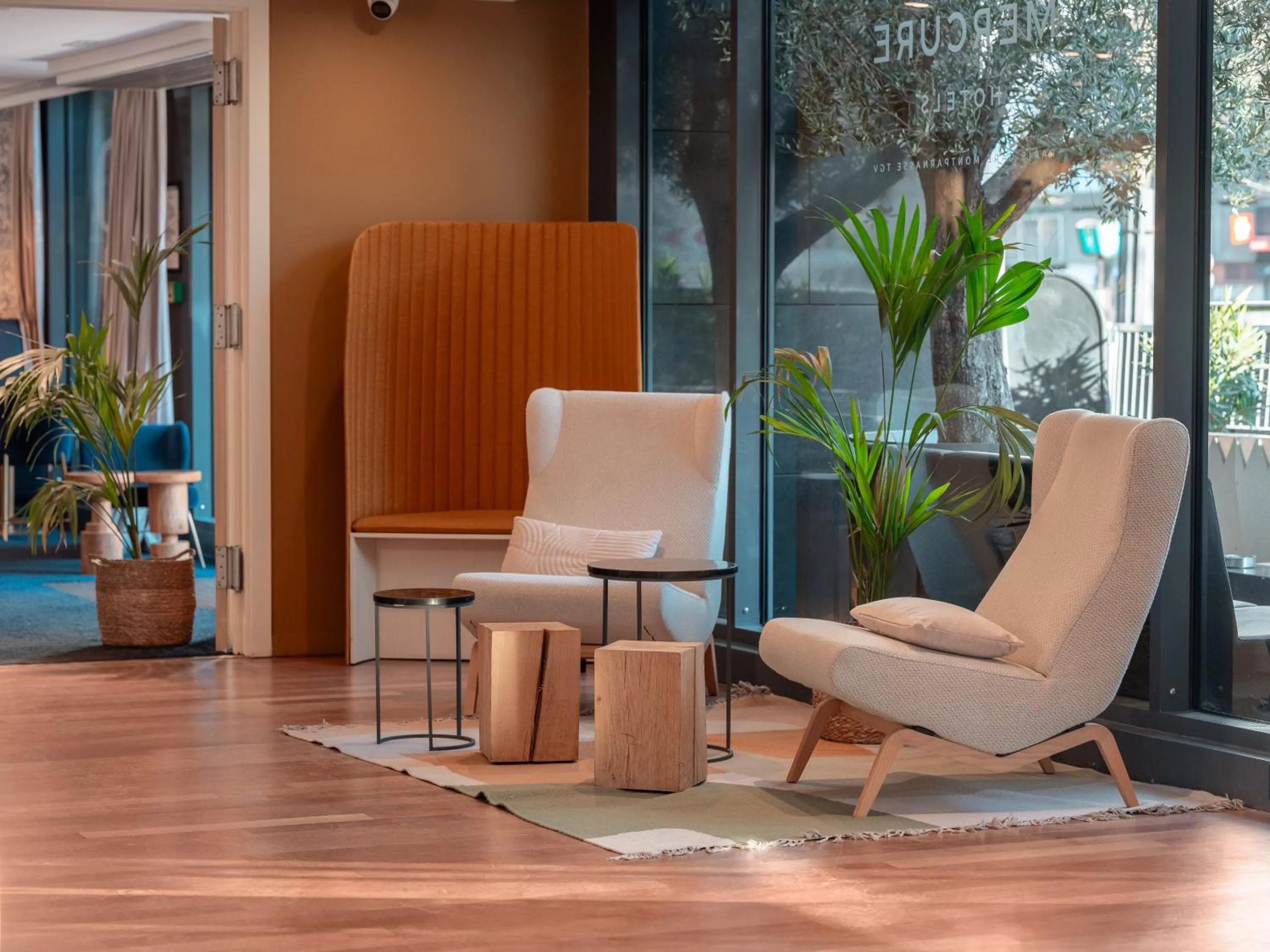 Lobby or reception in Mercure Paris Gare Montparnasse TGV