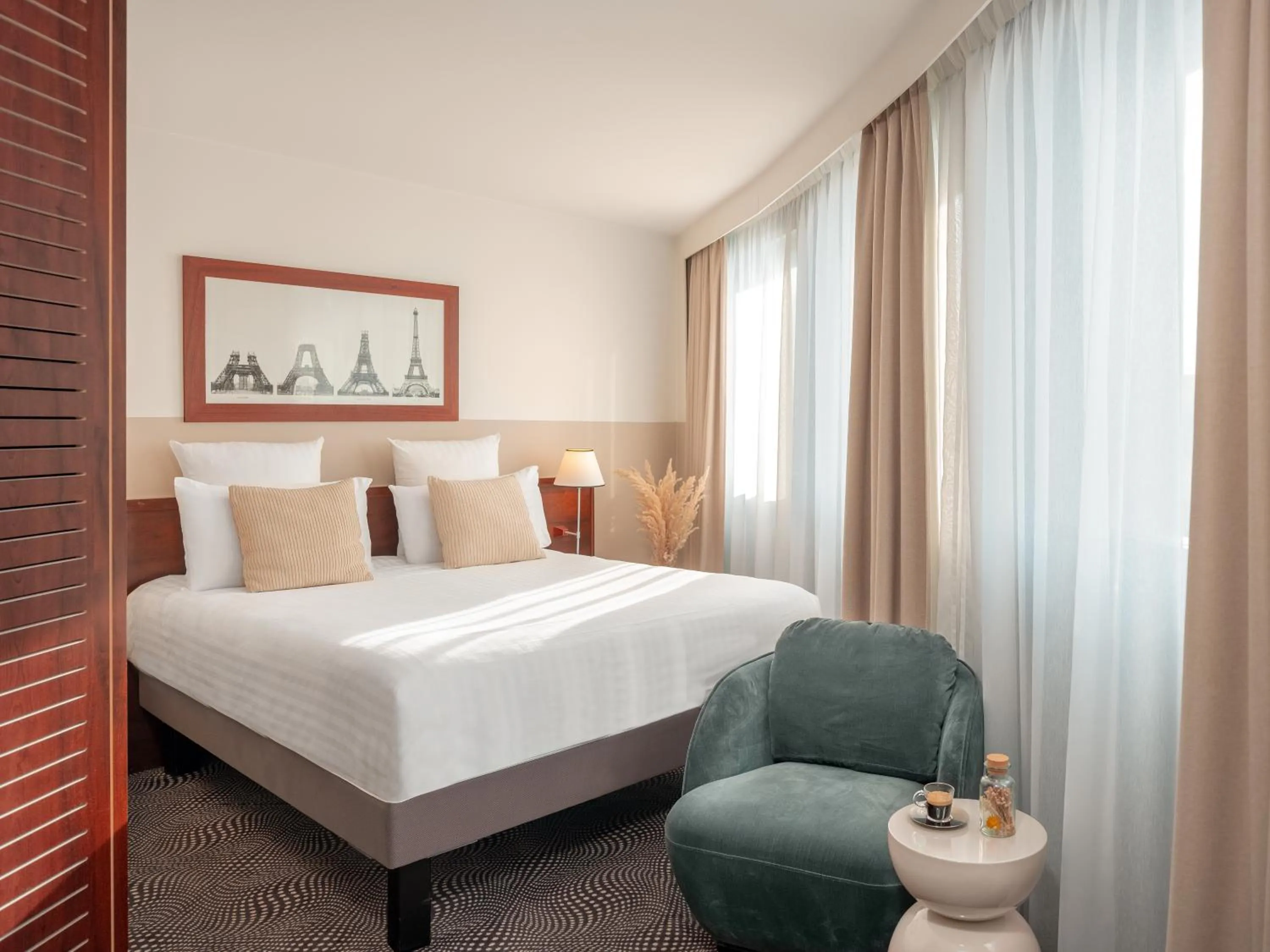 Bedroom, Bed in Mercure Paris Gare Montparnasse TGV