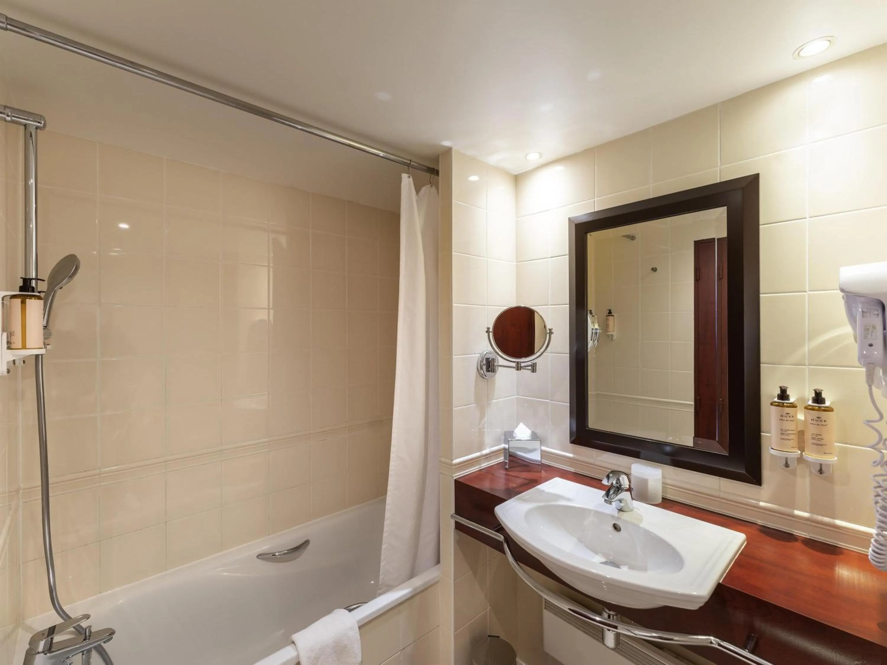 Bedroom in Mercure Paris Gare Montparnasse TGV