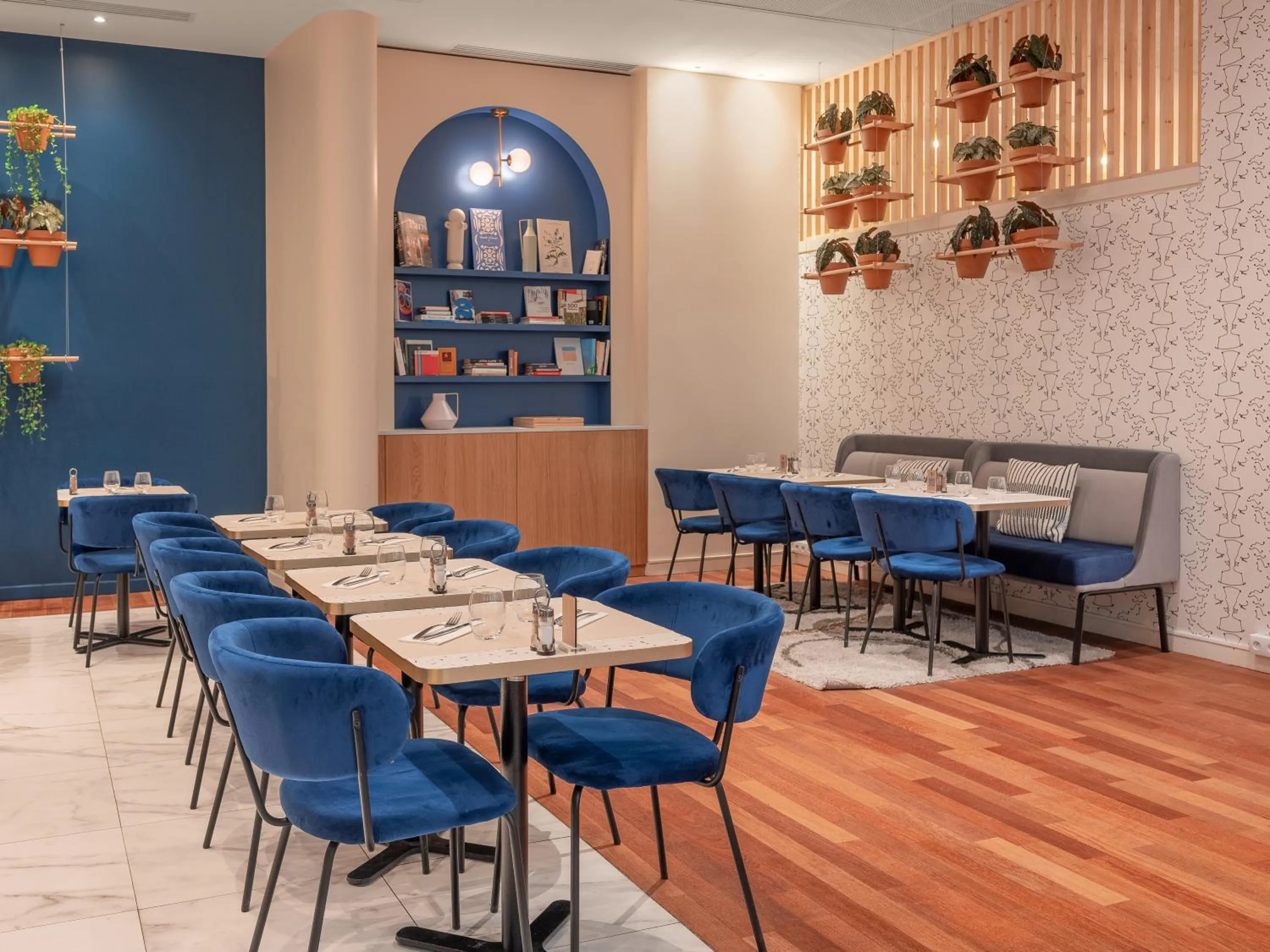 Restaurant/places to eat in Mercure Paris Gare Montparnasse TGV