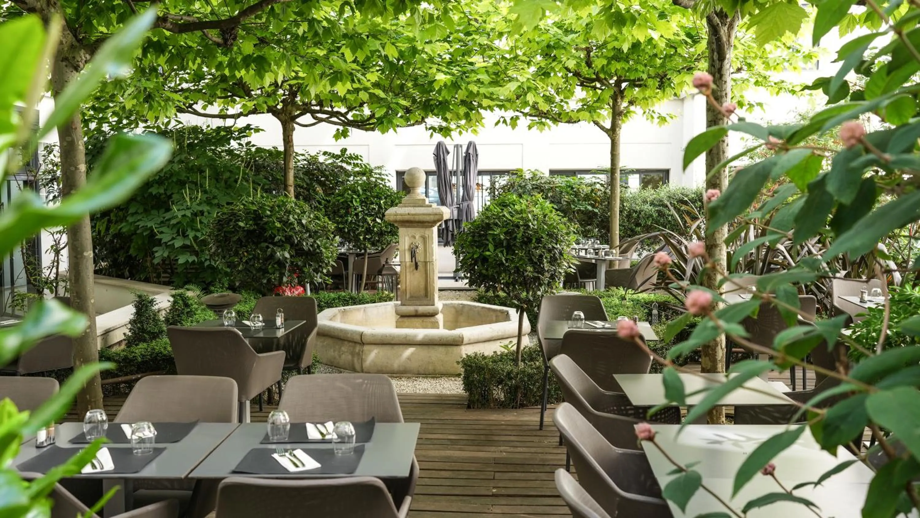 Patio in Mercure Paris Gare Montparnasse TGV