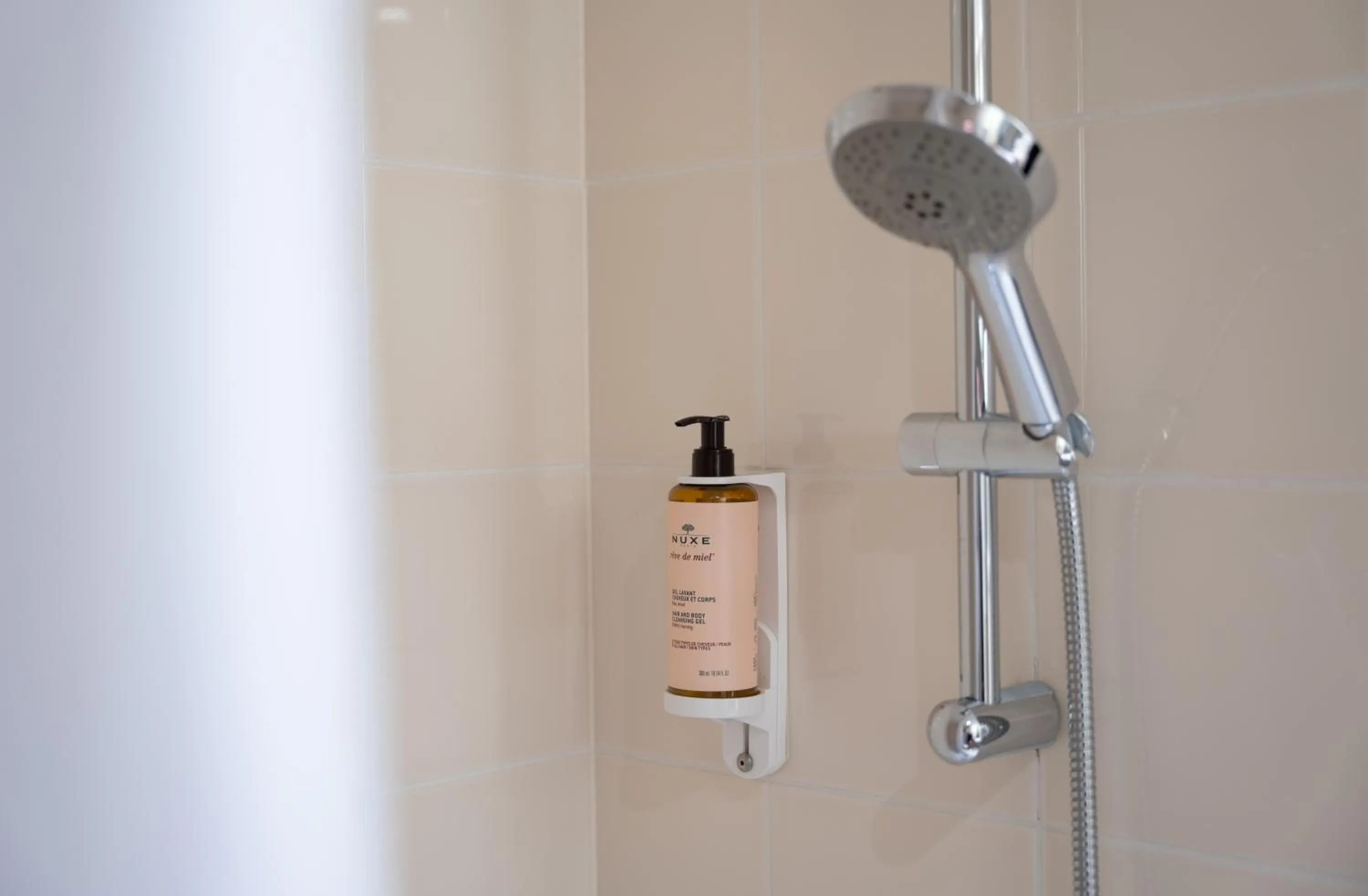 Bathroom in Mercure Paris Gare Montparnasse TGV