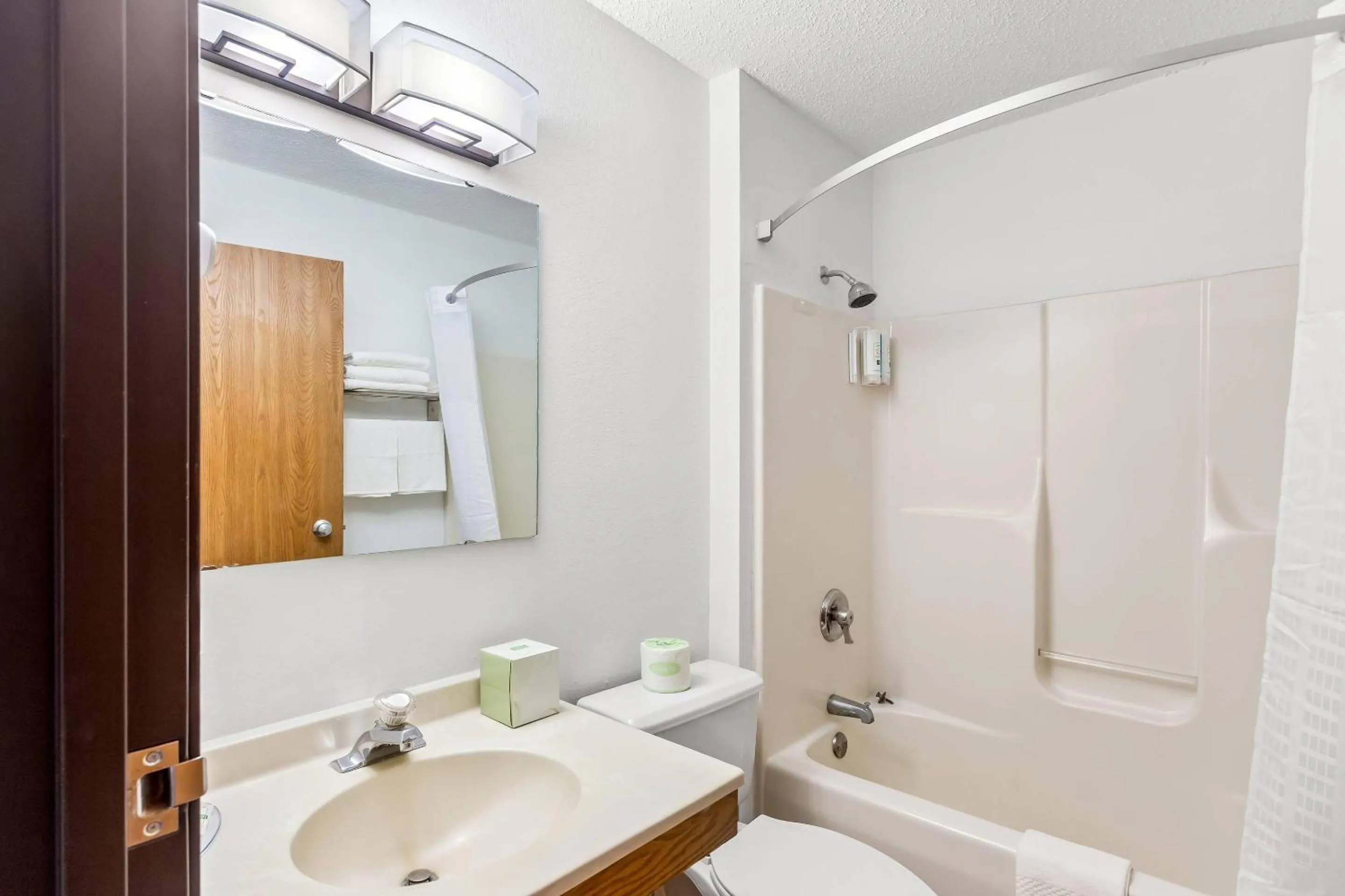 Bedroom in Quality Inn & Suites Howe - Sturgis