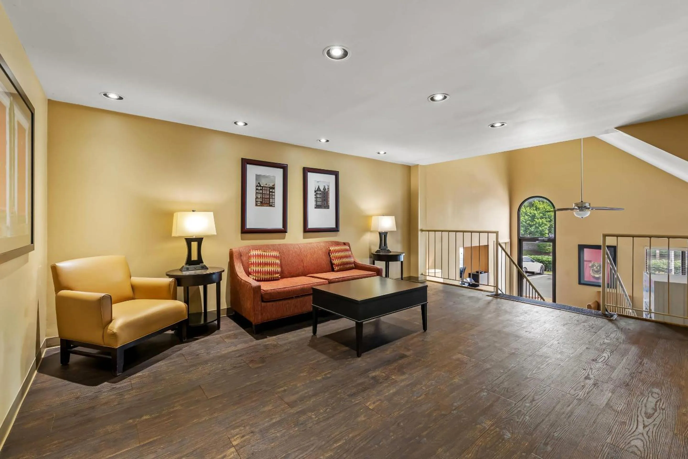 Communal lounge/ TV room in Suburban Studios Brentwood - Nashville