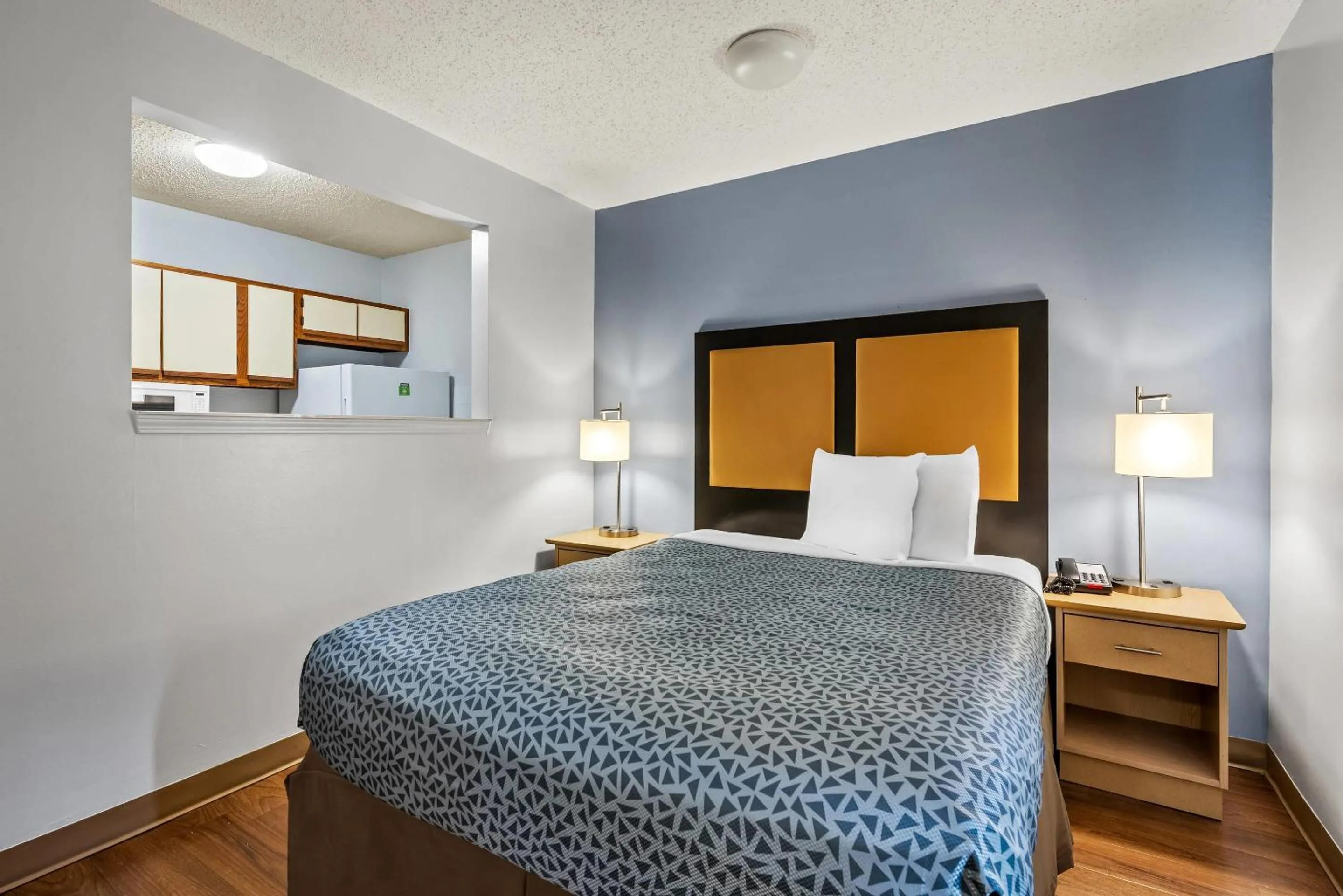 Bed in Suburban Studios Brentwood - Nashville