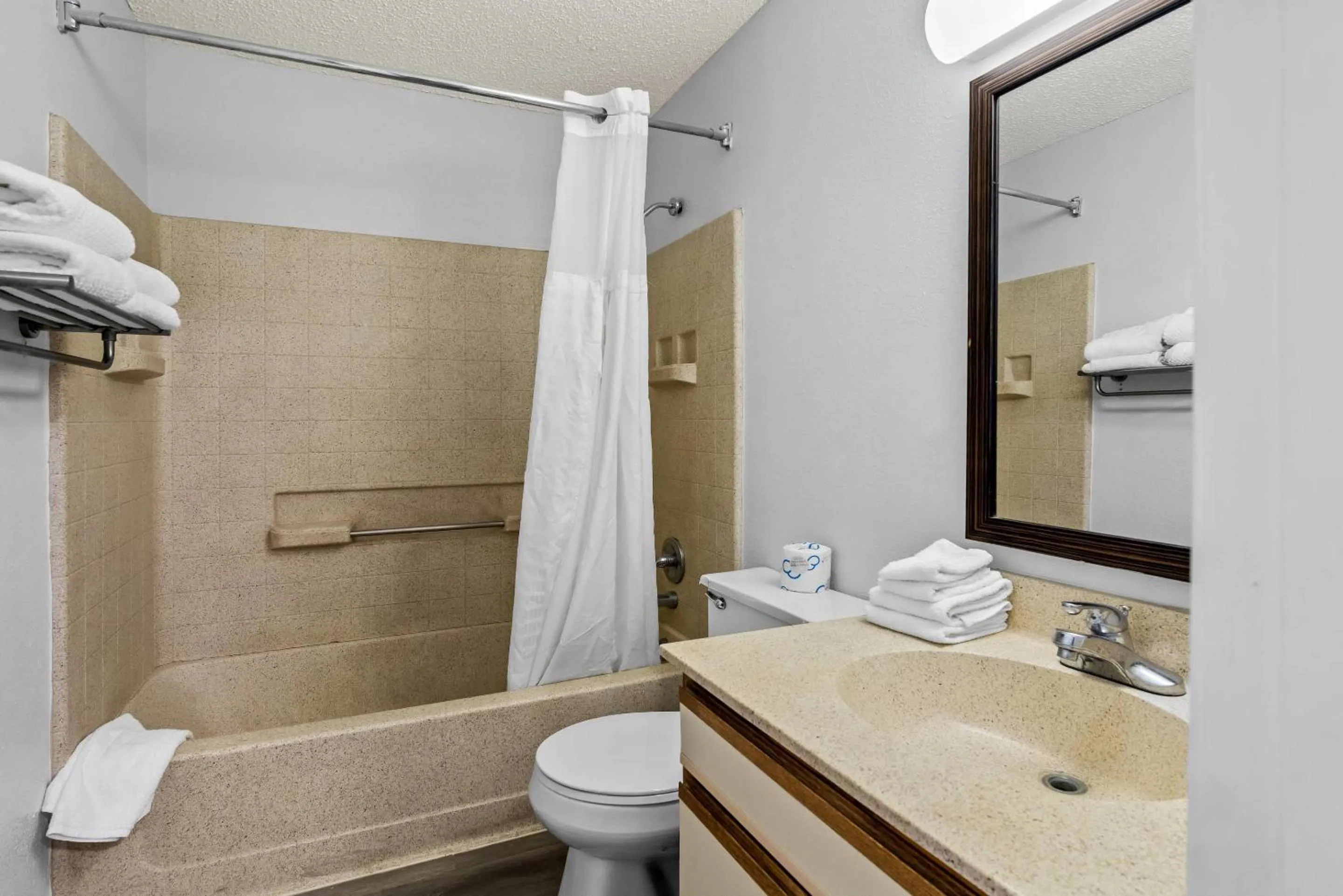 Bathroom in Suburban Studios Brentwood - Nashville