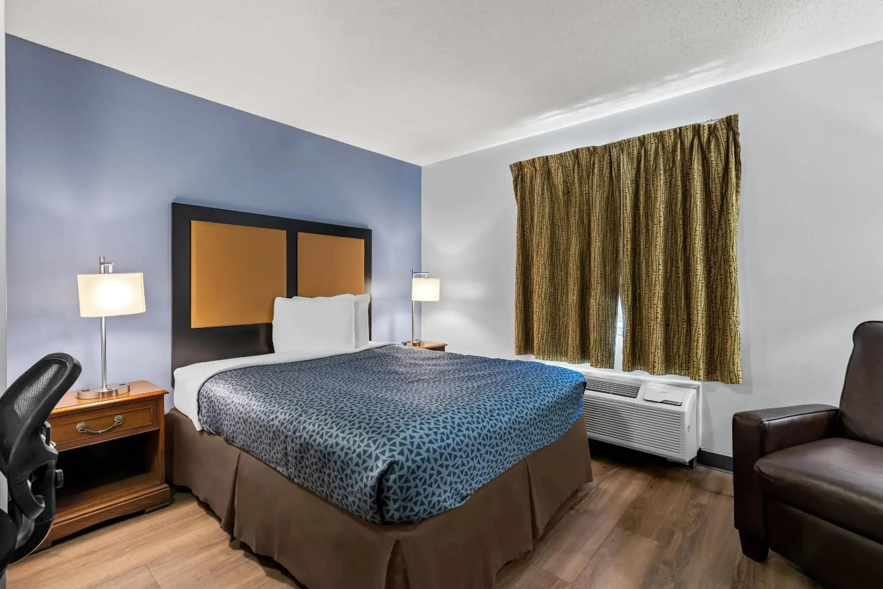 Queen Suite with Roll-In Shower - Disability Access/Non Smoking in Suburban Studios Brentwood - Nashville Queen Suite with Roll-In Shower - Disability Access/Non Smoking in Suburban Studios Brentwood - Nashville