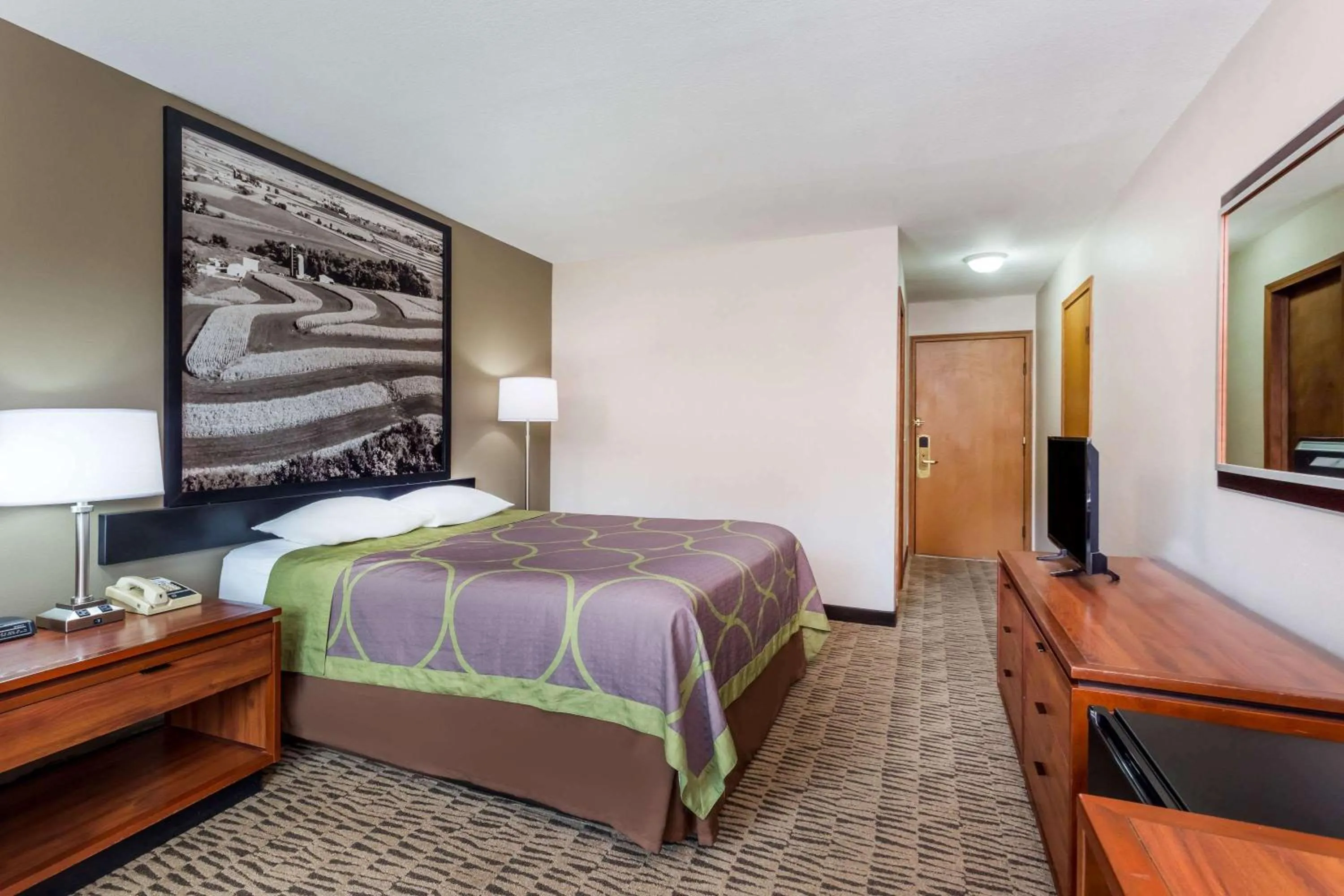 Photo of the whole room, Bed in Super 8 by Wyndham Platteville