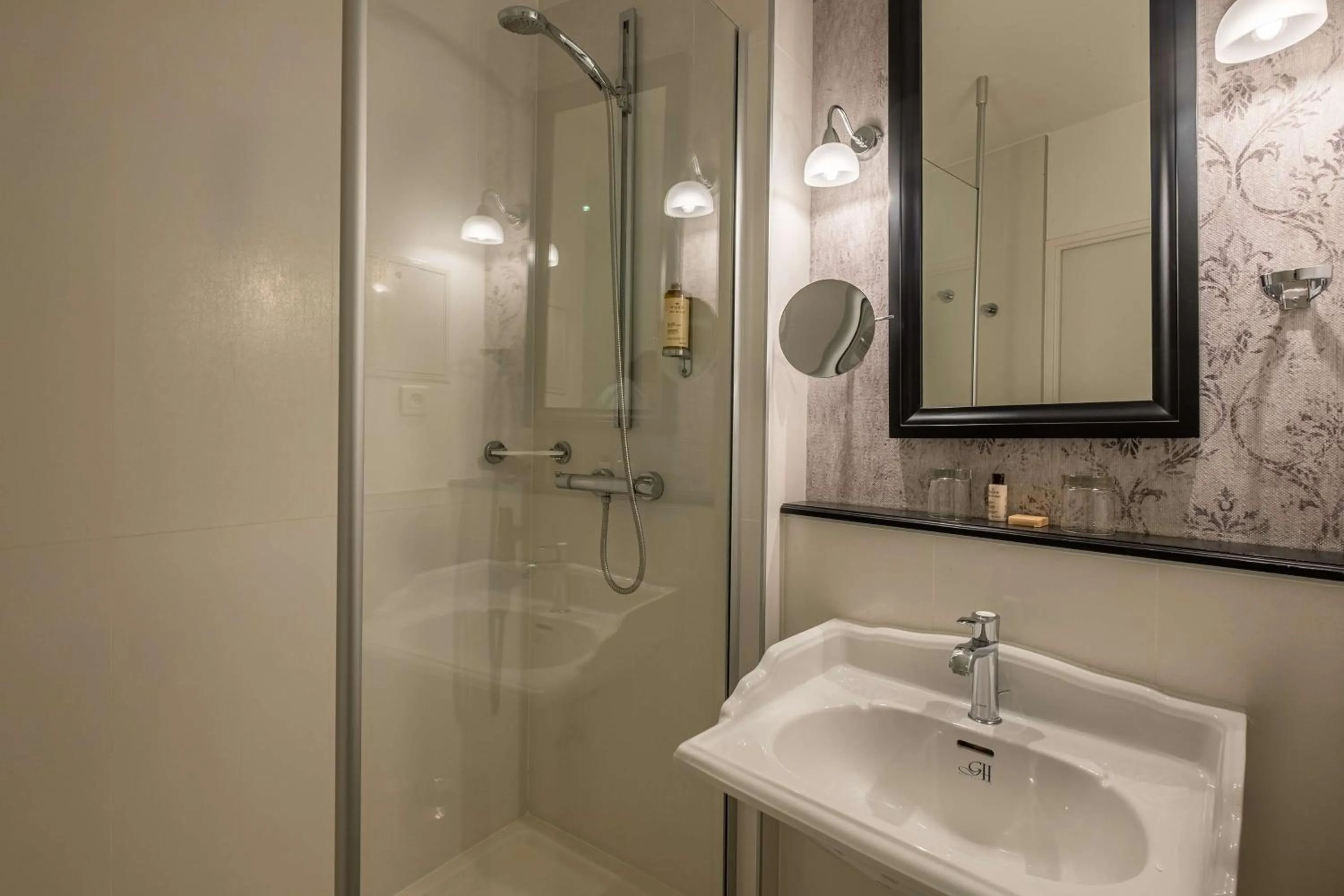 Bathroom in Hôtel Littéraire Gustave Flaubert, BW Signature Collection