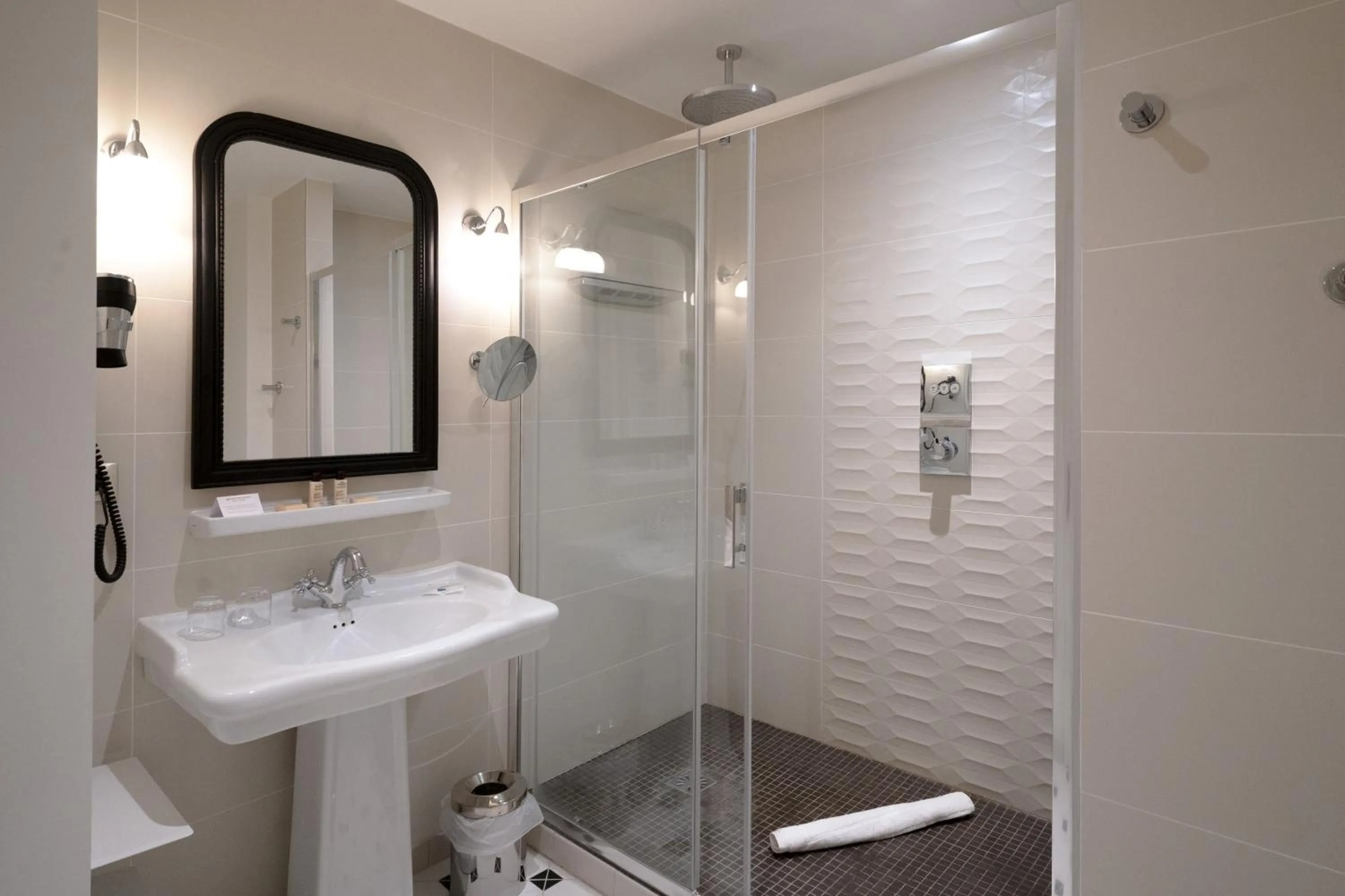 Shower in Hôtel Littéraire Gustave Flaubert, BW Signature Collection