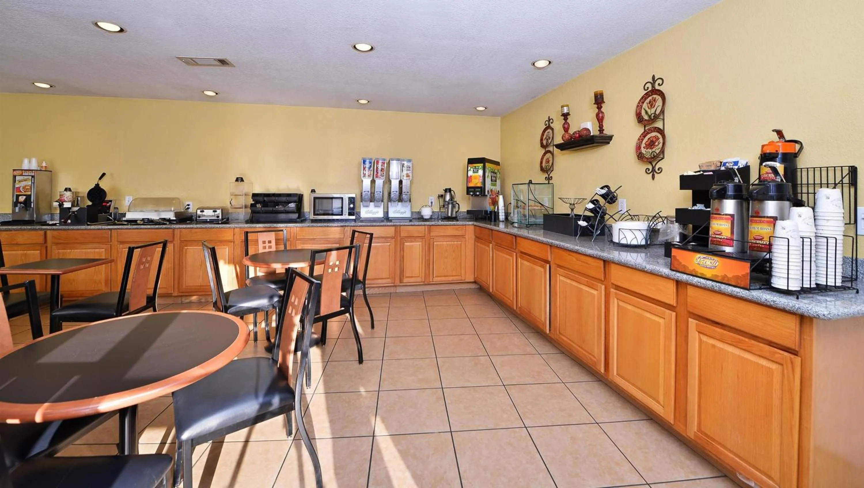 Breakfast in Xecutive Inn and Suites