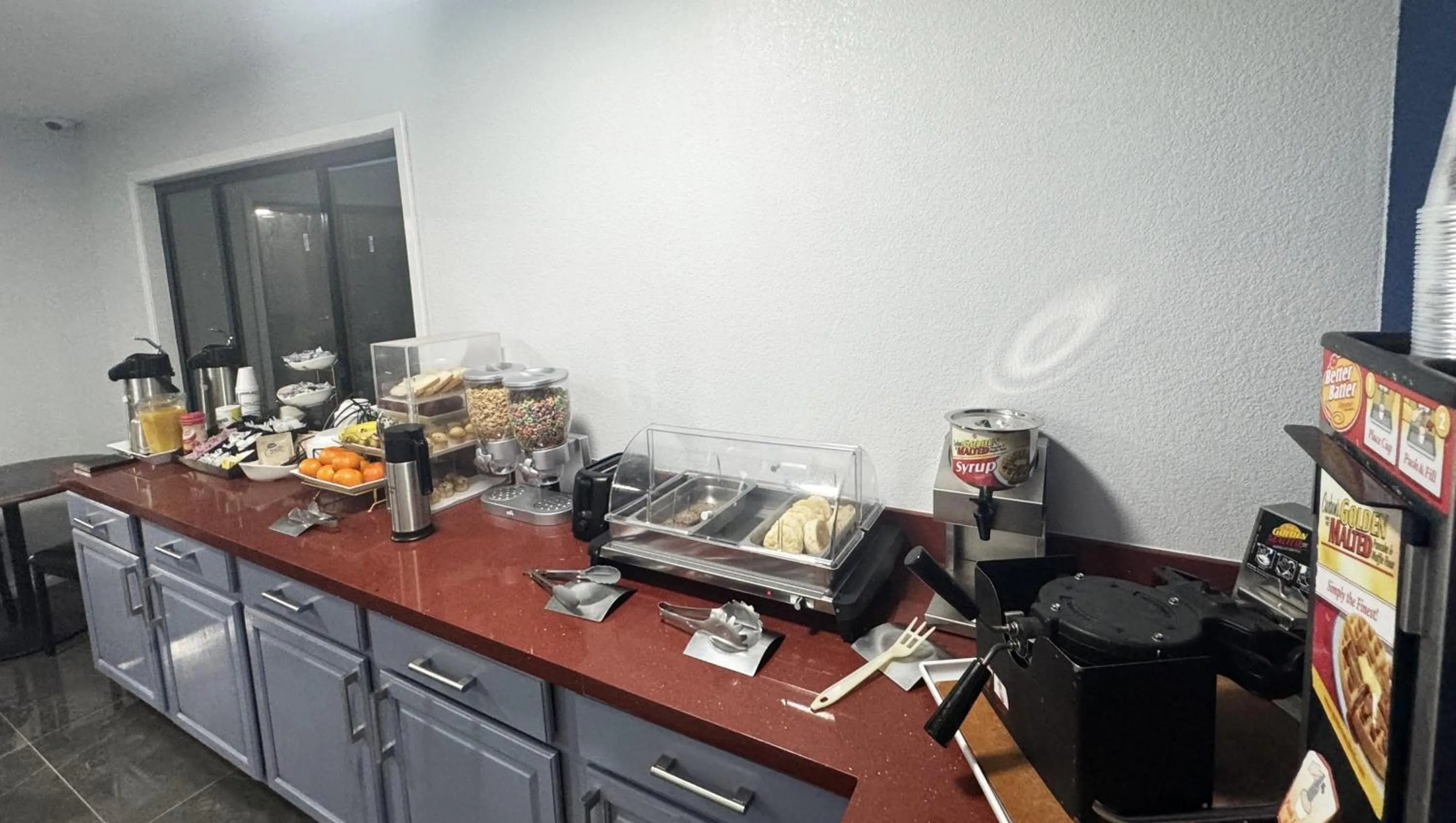 Breakfast in Xecutive Inn and Suites