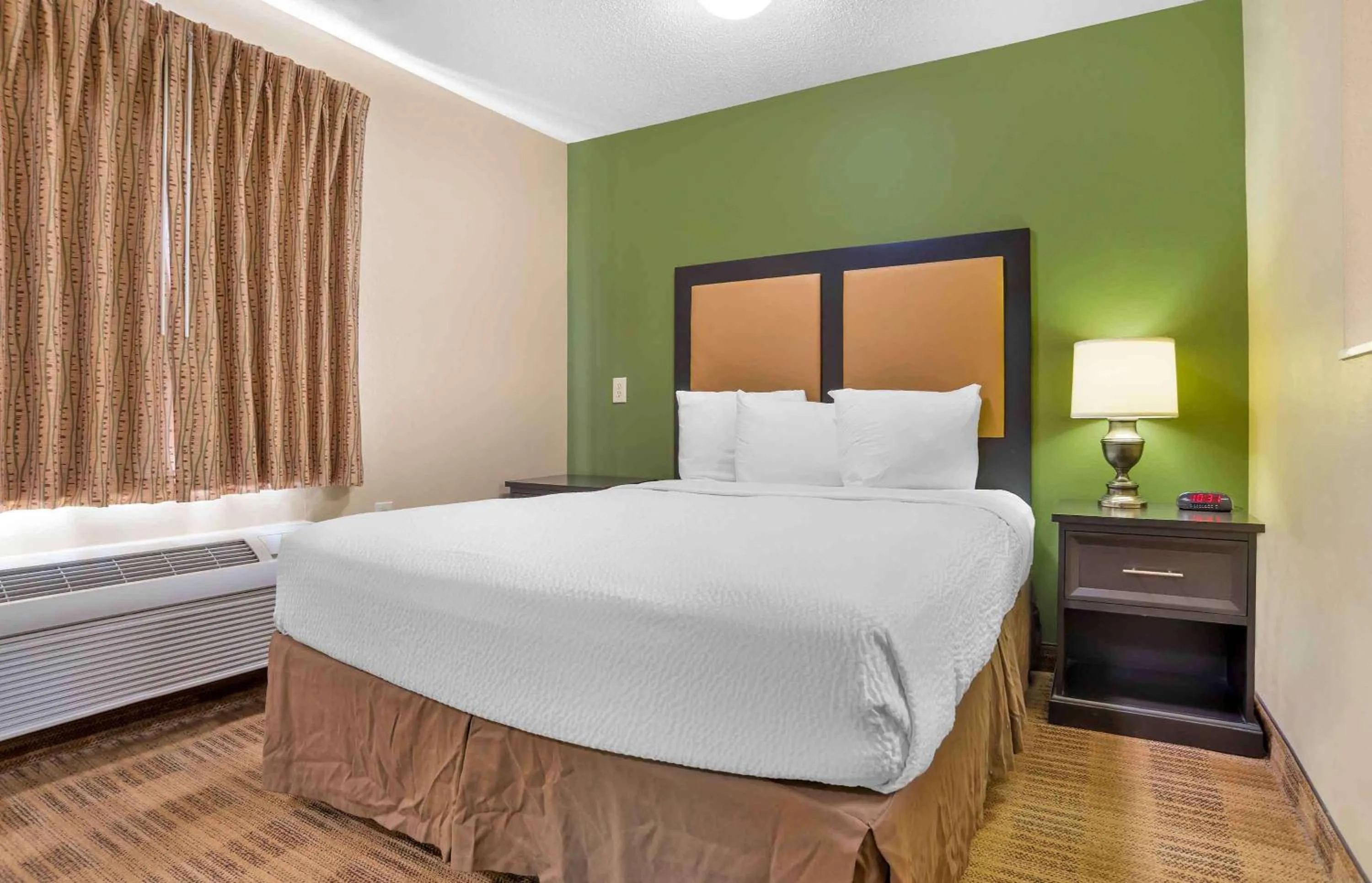 Bedroom, Bed in Extended Stay America Select Suites - Birmingham - Inverness