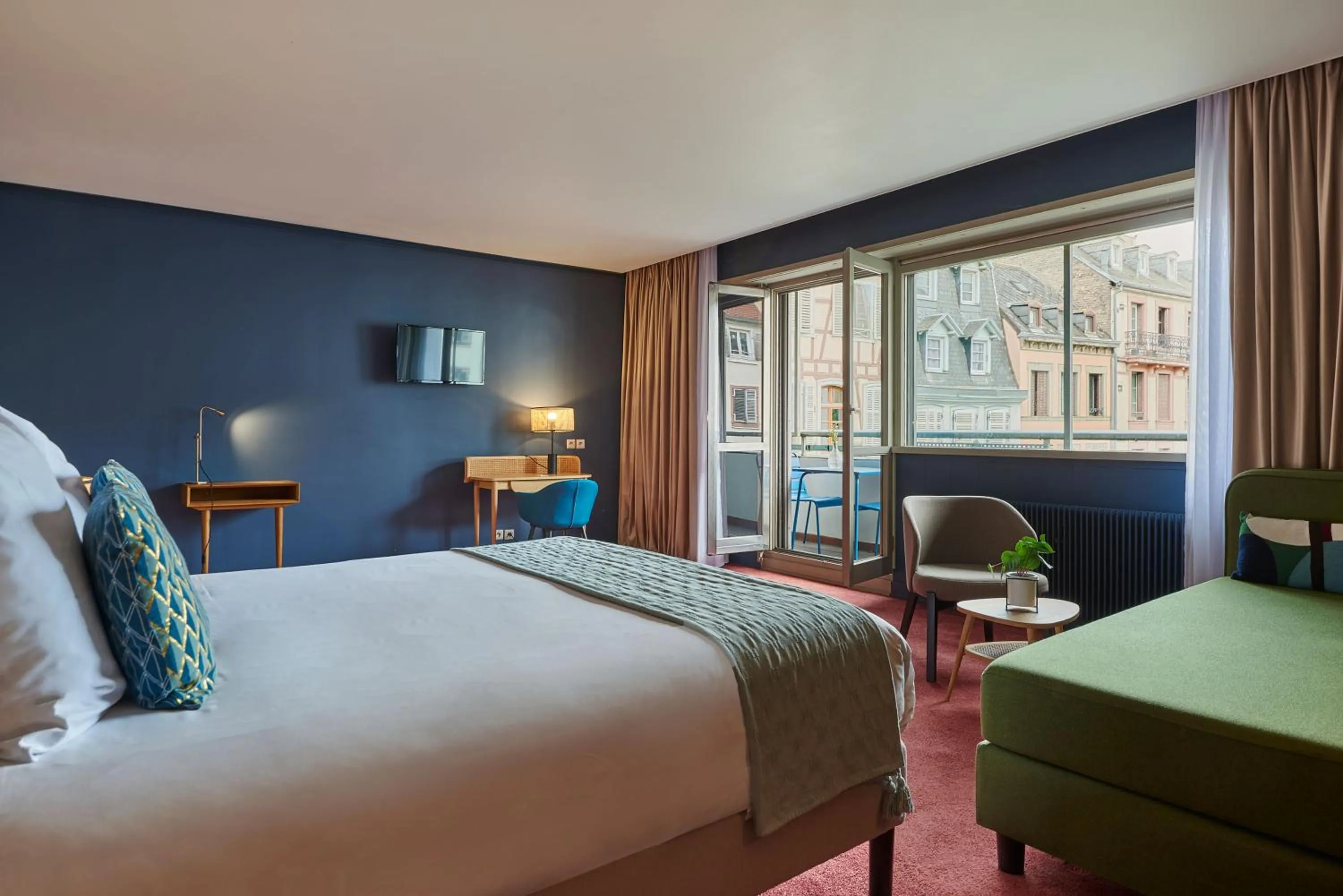 Communal lounge/ TV room, Bed in Hotel Kaijoo by HappyCulture