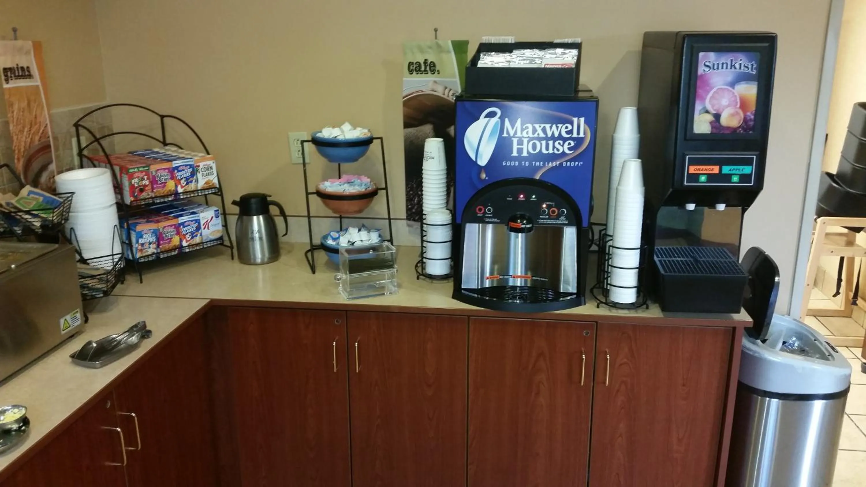 Food and drinks in Microtel Inn & Suites by Wyndham Starkville