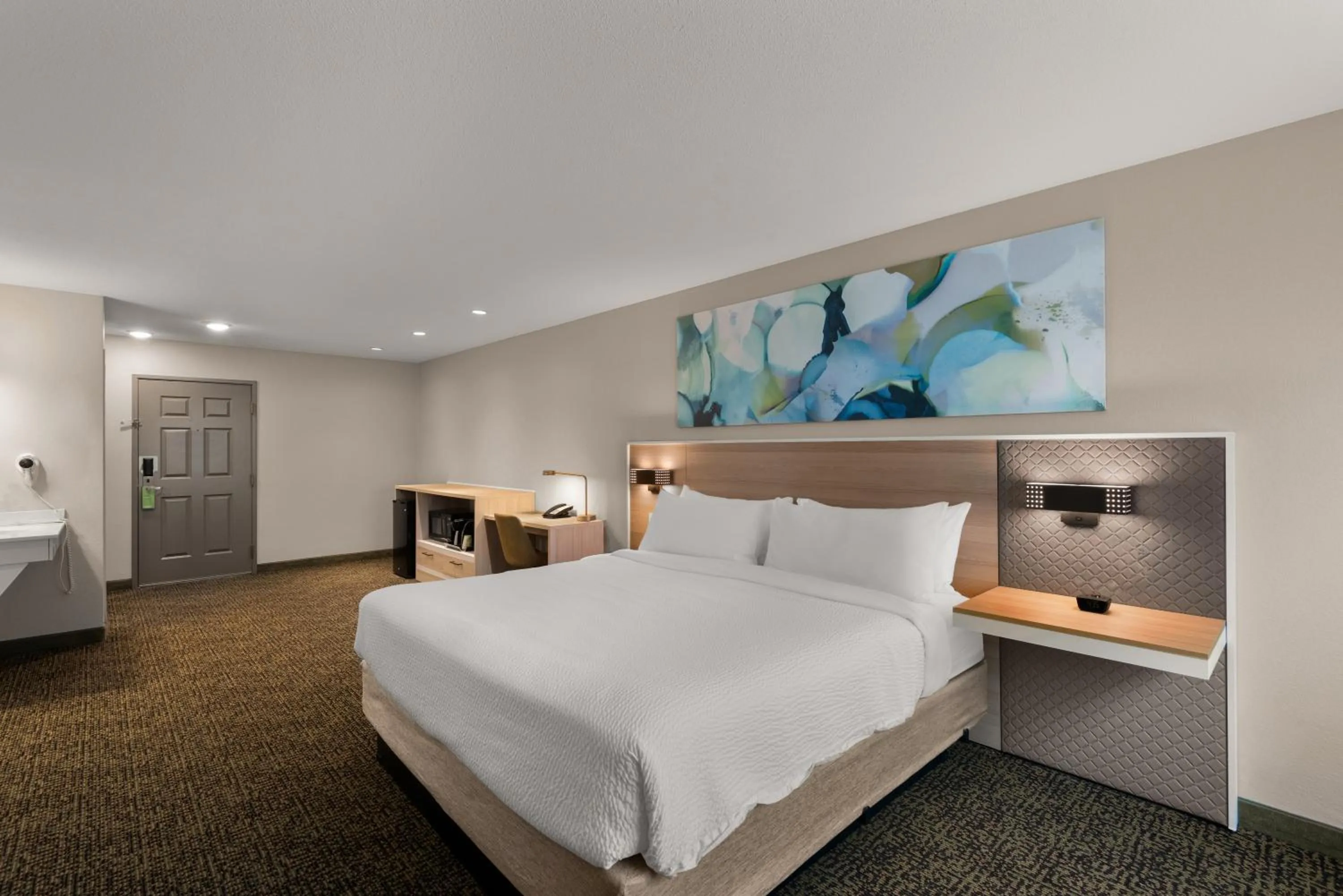 Photo of the whole room, Bed in Wyndham Garden Galena Hotel & Day Spa