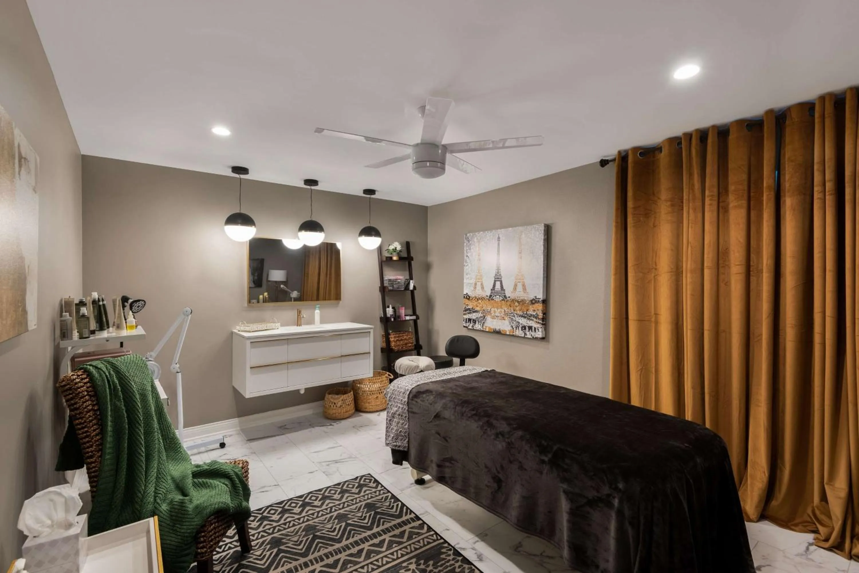 Massage, Bed in Wyndham Garden Galena Hotel & Day Spa