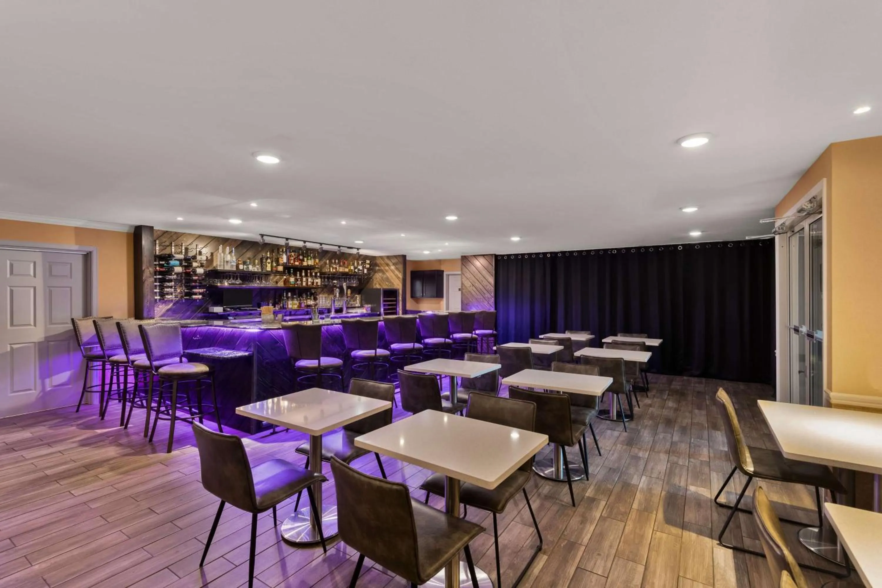 Lounge or bar in Wyndham Garden Galena Hotel & Day Spa