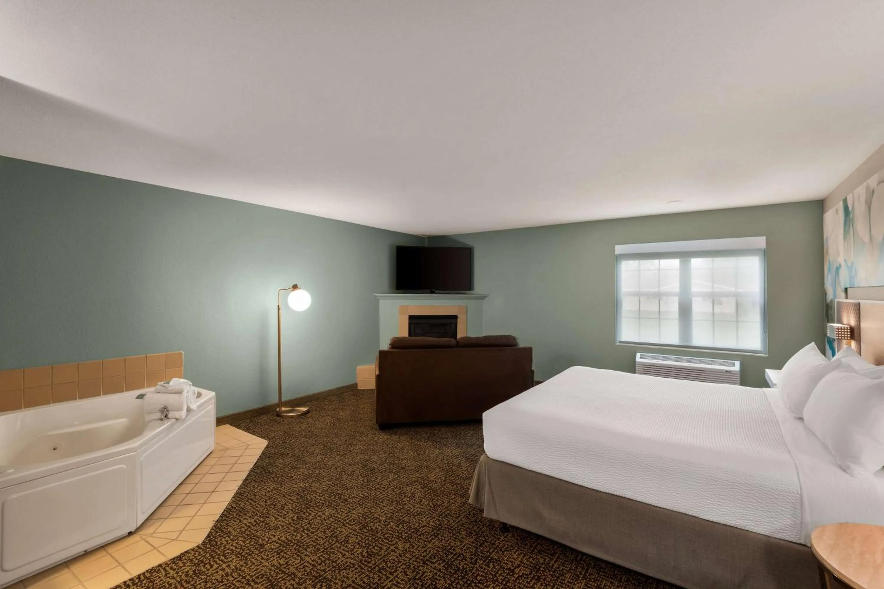 Hot Tub, Bed in Wyndham Garden Galena Hotel & Day Spa