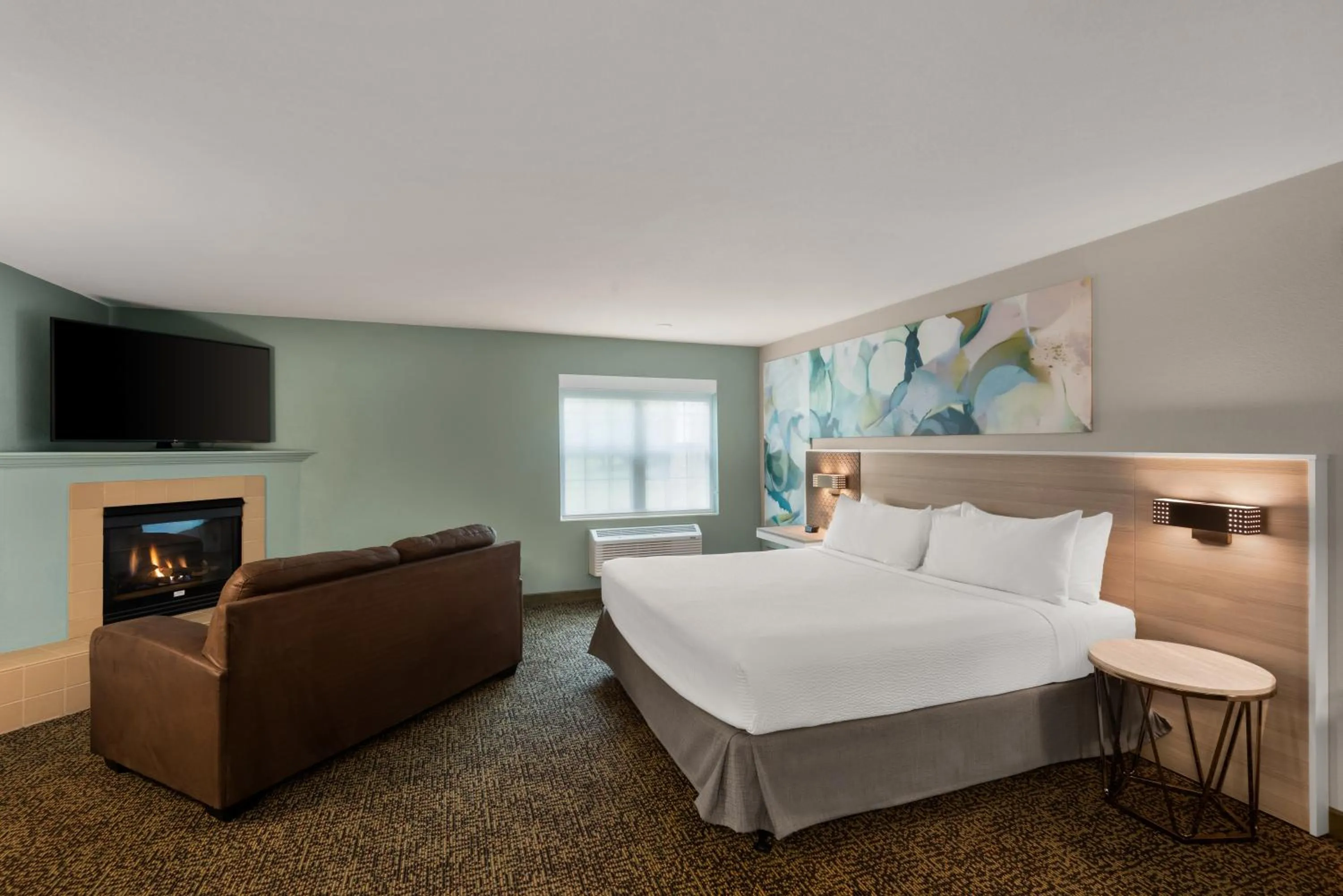 TV and multimedia, Bed in Wyndham Garden Galena Hotel & Day Spa