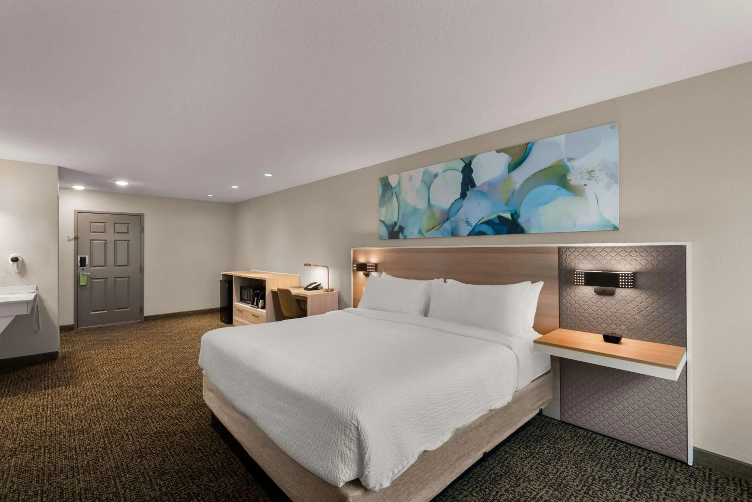 Photo of the whole room, Bed in Wyndham Garden Galena Hotel & Day Spa