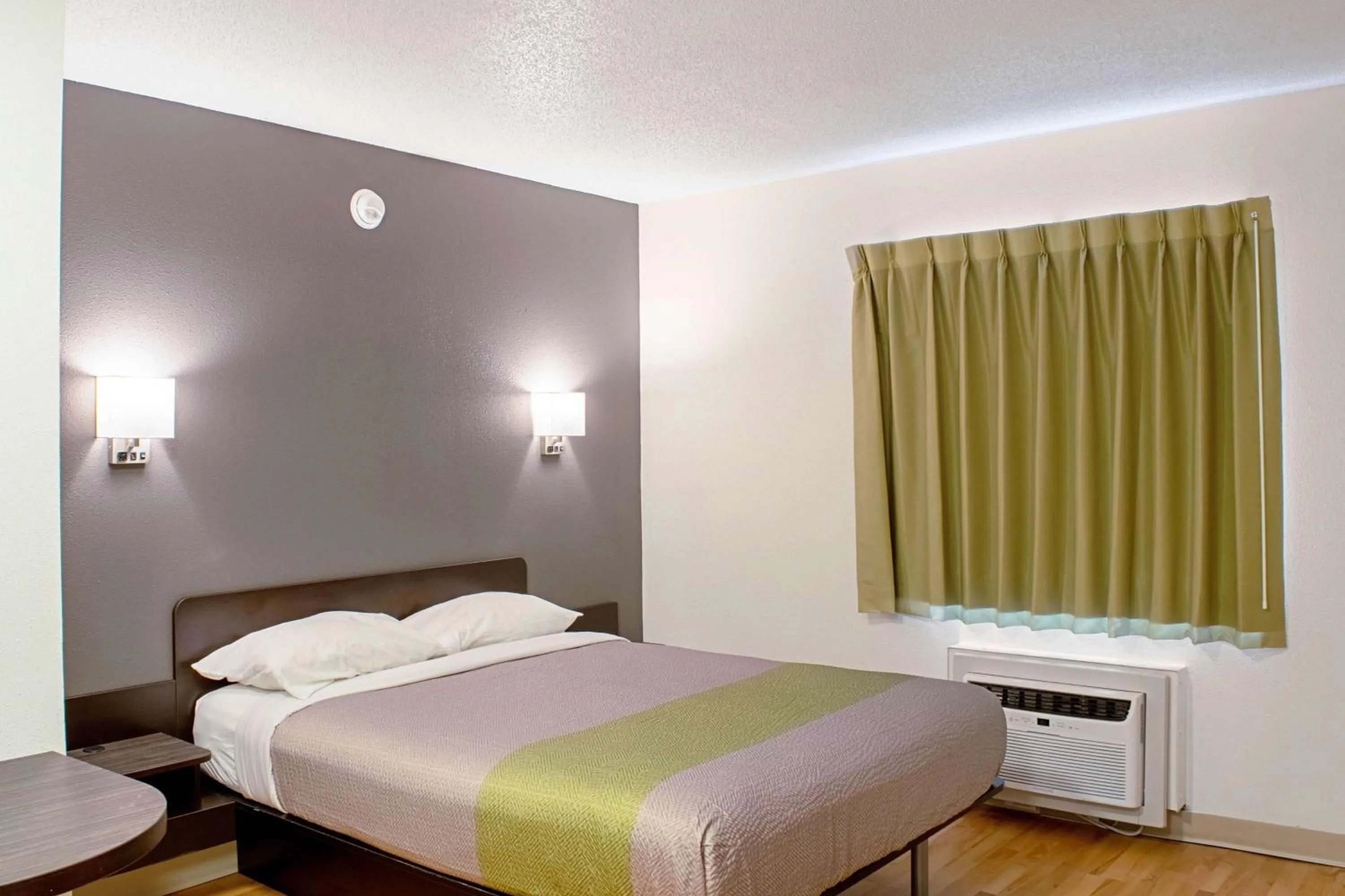 Photo of the whole room, Bed in Welcome Suites Springdale