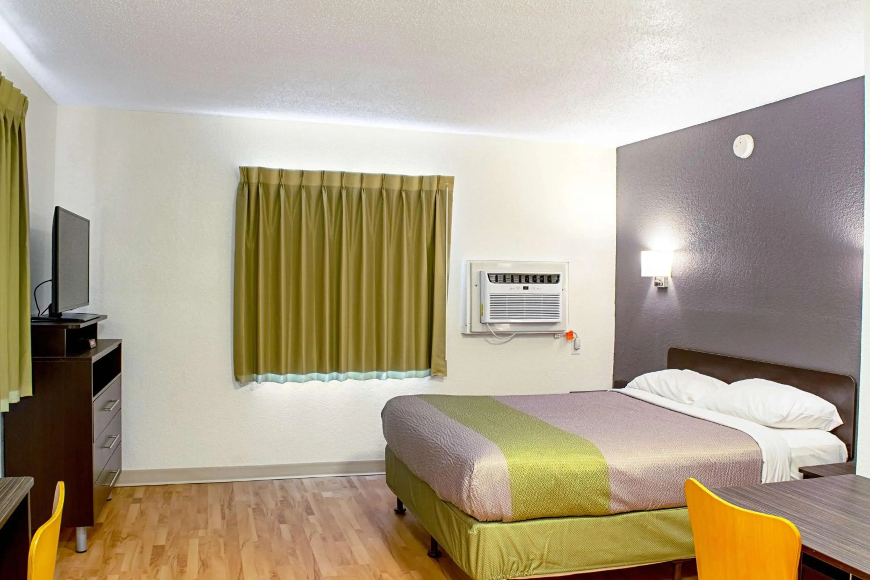 TV and multimedia, Bed in Welcome Suites Springdale