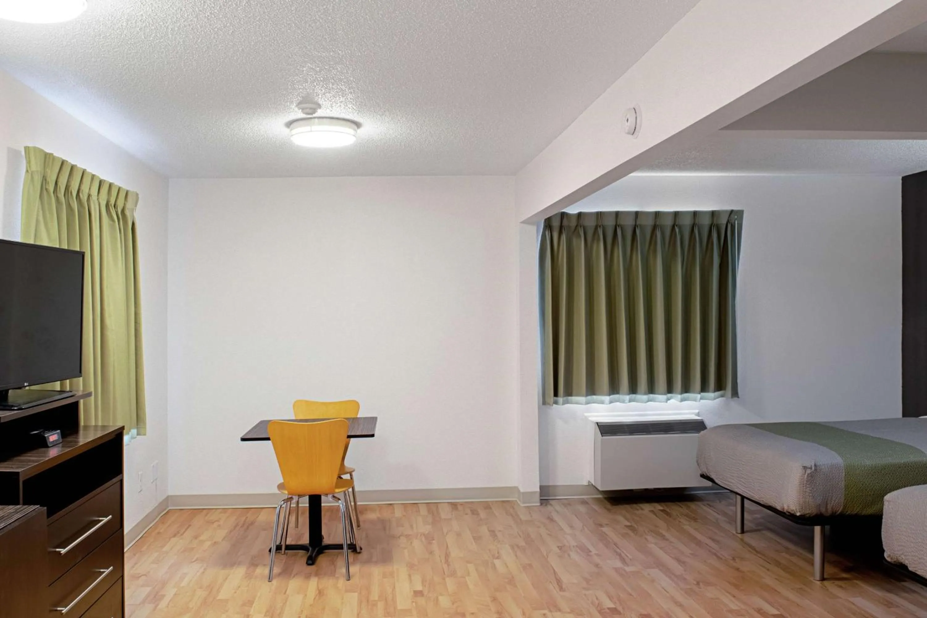 TV and multimedia, Bed in Welcome Suites Springdale