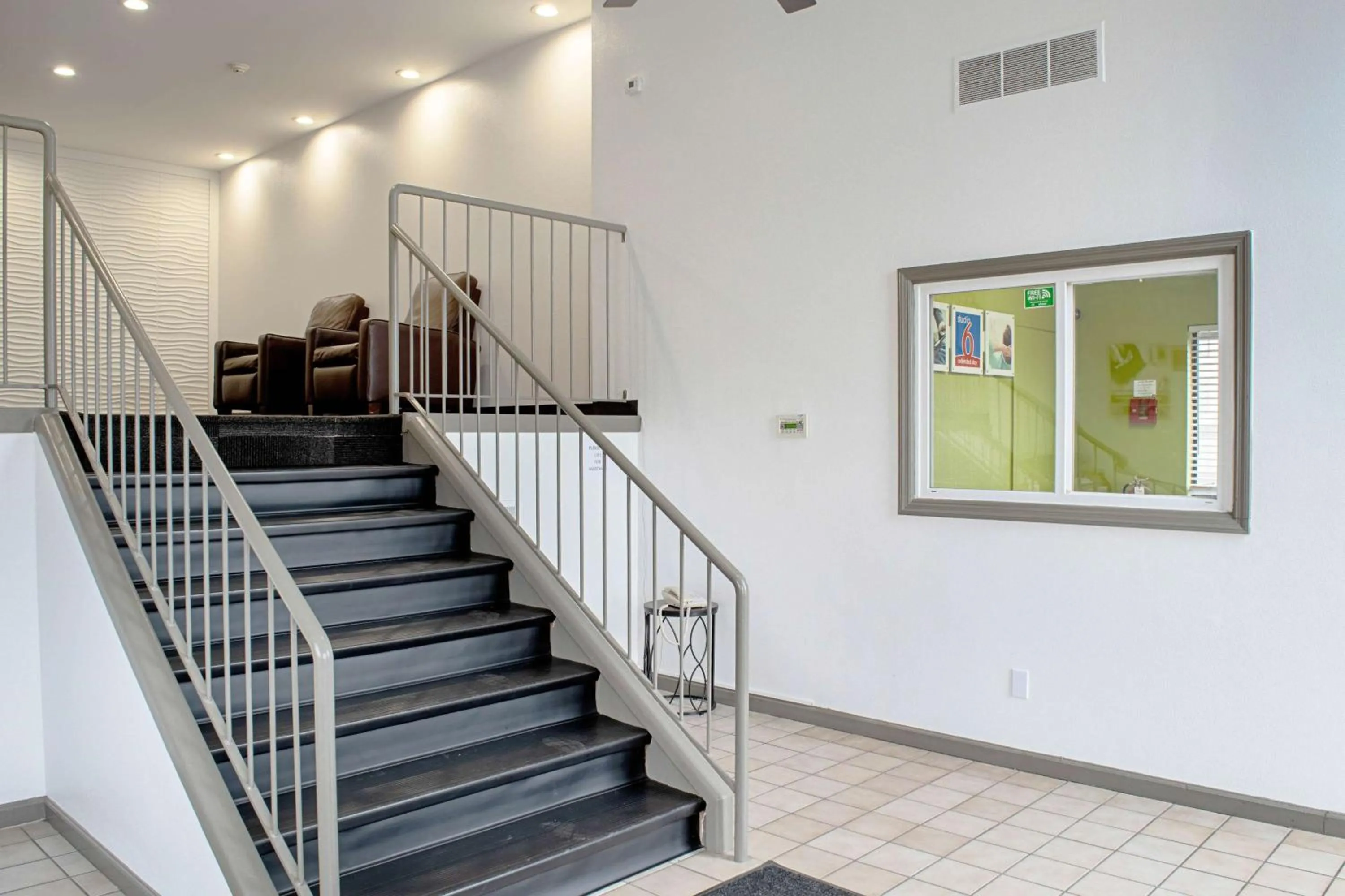 Seating area in Welcome Suites Springdale
