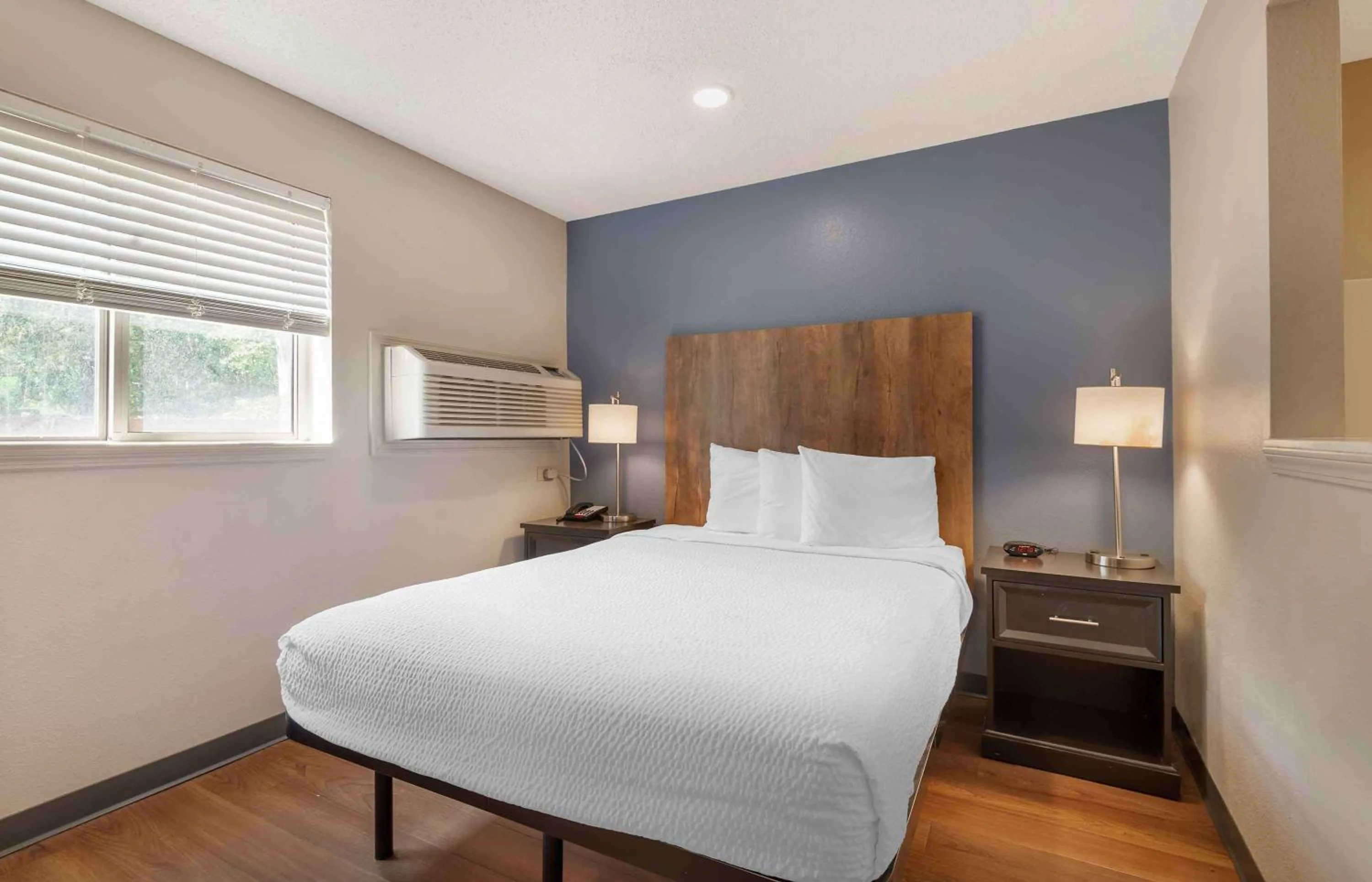 Bedroom in Extended Stay America Select Suites - Charlotte - University Place - E McCullough Dr