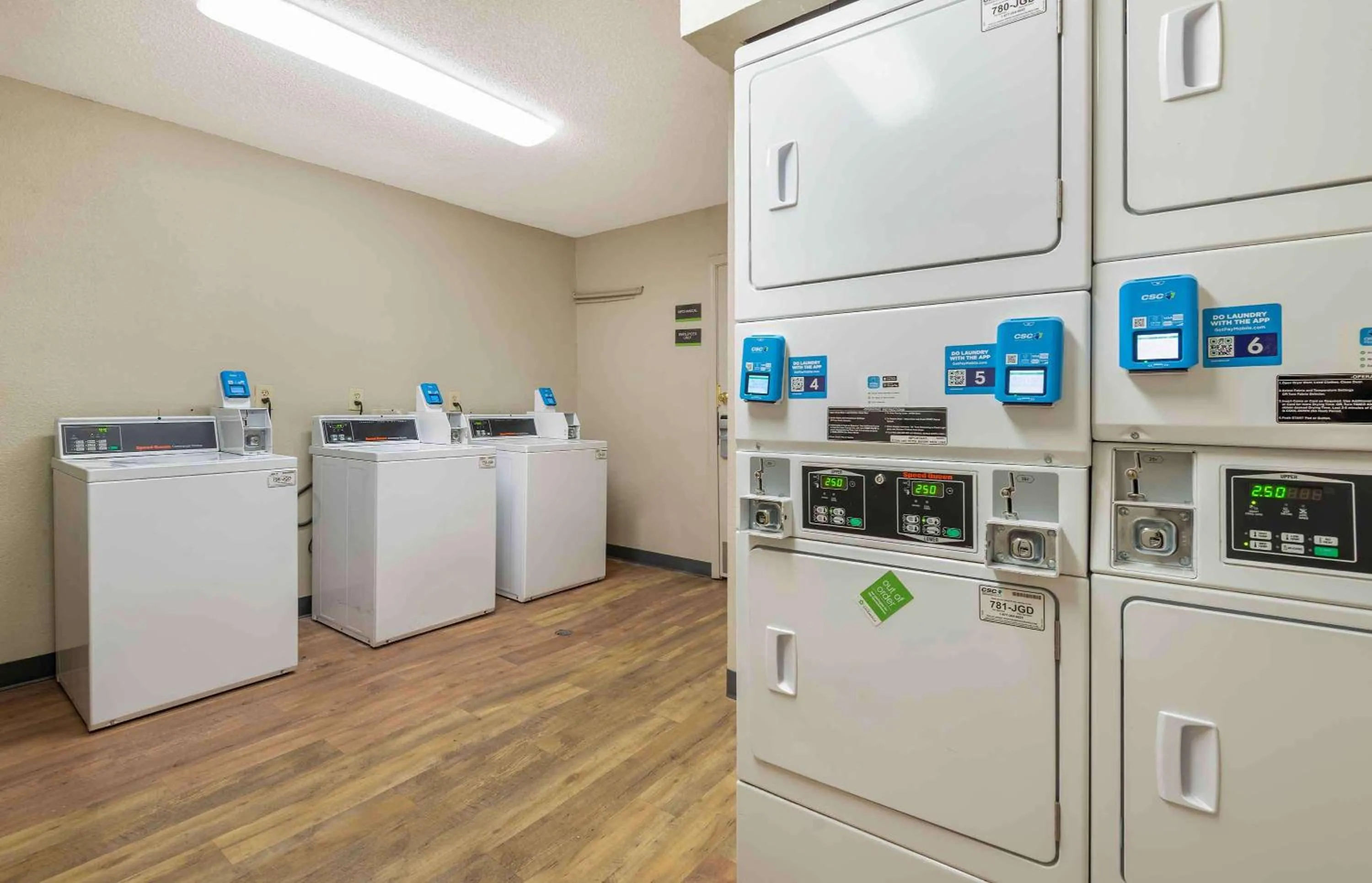 Property building, Kitchen/Kitchenette in Extended Stay America Select Suites - Charlotte - University Place - E McCullough Dr