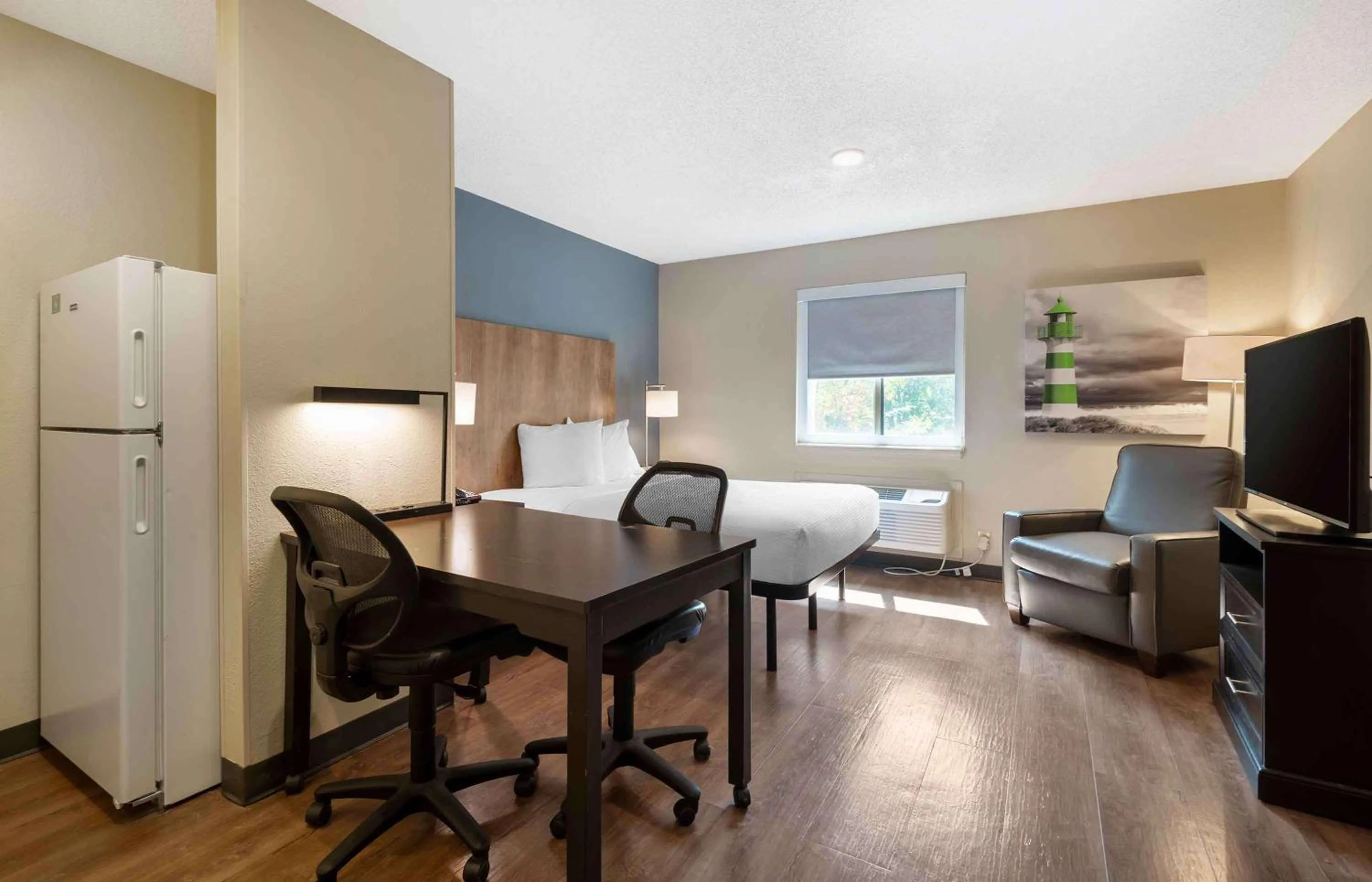 Bedroom, Dining Area in Extended Stay America Select Suites - Charlotte - University Place - E McCullough Dr